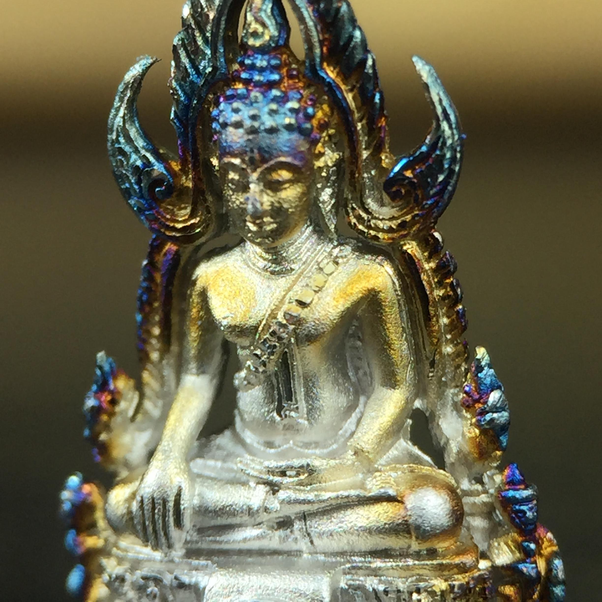 พระพุทธชินราช(จำลอง) ภปร. 84 พรรษา เนื้อเงินชุบทองคำขาว พิมพ์เล็กขนาดหน้าตัก 1/4 นิ้ว (สภาพผิวเดิมสวย ขึ้นสีรุ้งธรรมชาติ แบบนิยม)(พระราชทานมวลสาร จิตรลดาและเส้นพระเจ้า(เส้นผม))พุทธศิลป์ทรงคุณค่าอีกหนึ่งรุ่นยอดนิยม