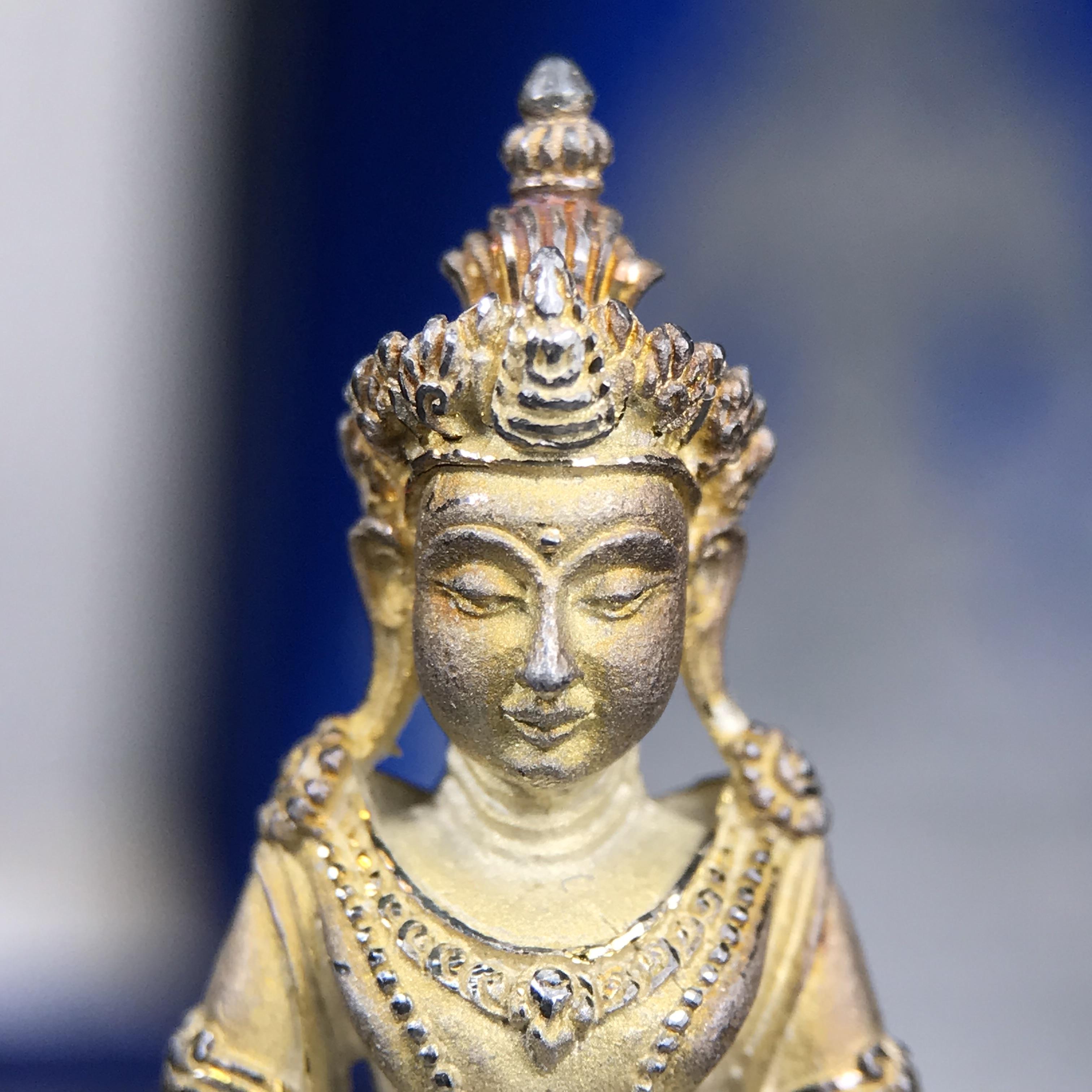 พระกริ่งอวโลกิเตศวร ( เจ้าแม่กวนอิม ) วัดโพธิ์แมนคุณาราม รุ่นอุดมโภคทรัพย์ พ.ศ.2539 เนื้อเงินพ่นทราย(ผิวเดิม ขึ้นสีรุ้งธรรมชาติ แบบนิยม เสน่ห์ของพระเนื้อเงิน) (พร้อมกล่องบรรจุการ์ดใบรับรองเดิมครบ)(อีกหนึ่งรุ่นยอดนิยม พุทธศิลป์สวยงดงาม)หายาก 1 ใน 5000 องค์