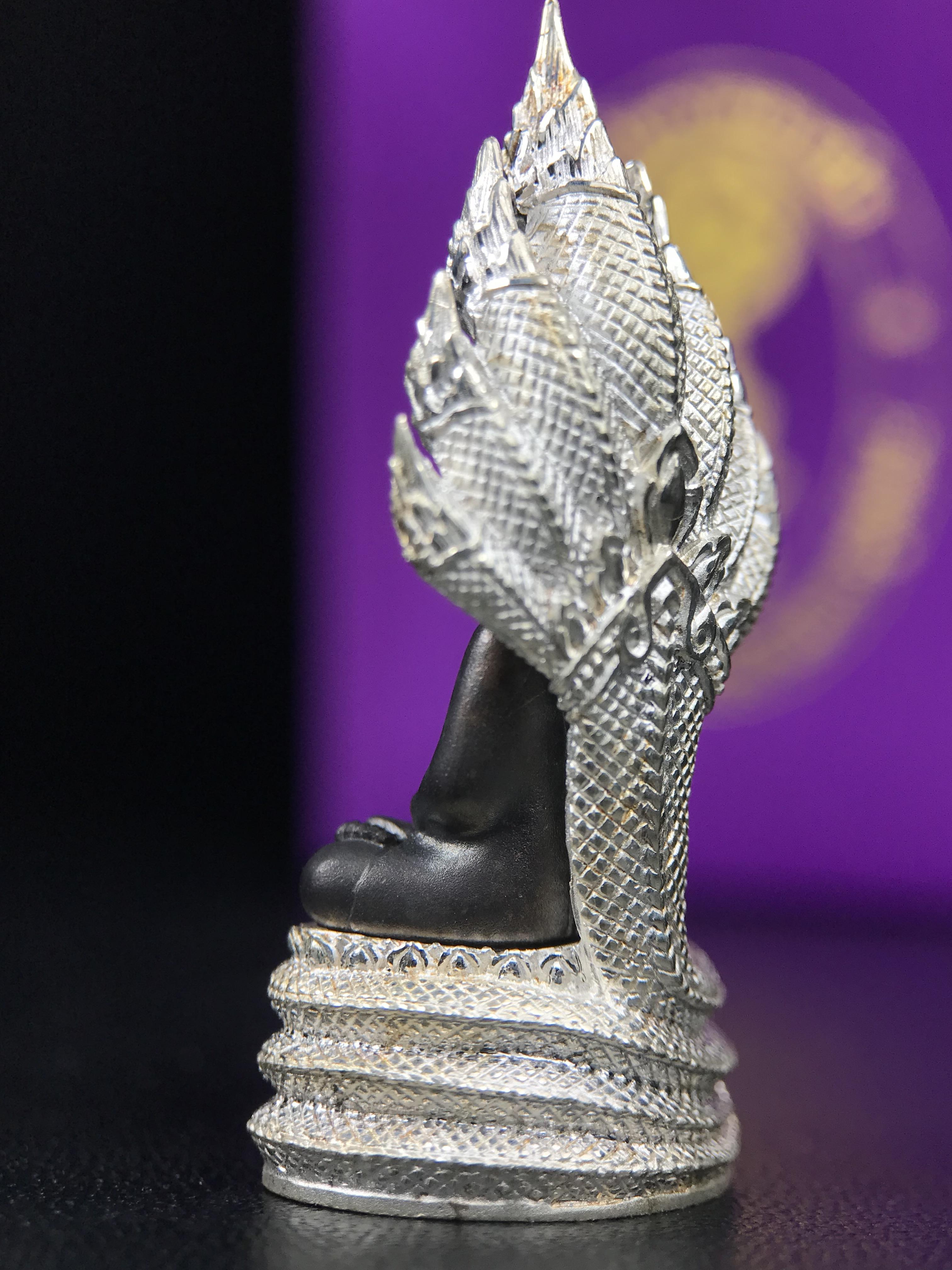 พระนาคปรก สธ. รุ่นสร้างพระอุโบสถเฉลิมพระเกียรติ 4 รอบ 84 พรรษา สมเด็จพระเทพรัตนราชสุดาฯ วัดบวรนิเวศวิหาร ปี 2543 พิมพ์ใหญ่ องค์พระเนื้อนวโลหะ ฐานนาคปรกเนื้อเงิน(สภาพ สวย )พิธีใหญ่ พุทธศิลป์งดงาม หายาก(องค์หมายเลขสวย ๒๖๖) (1 ใน 1999 องค์)