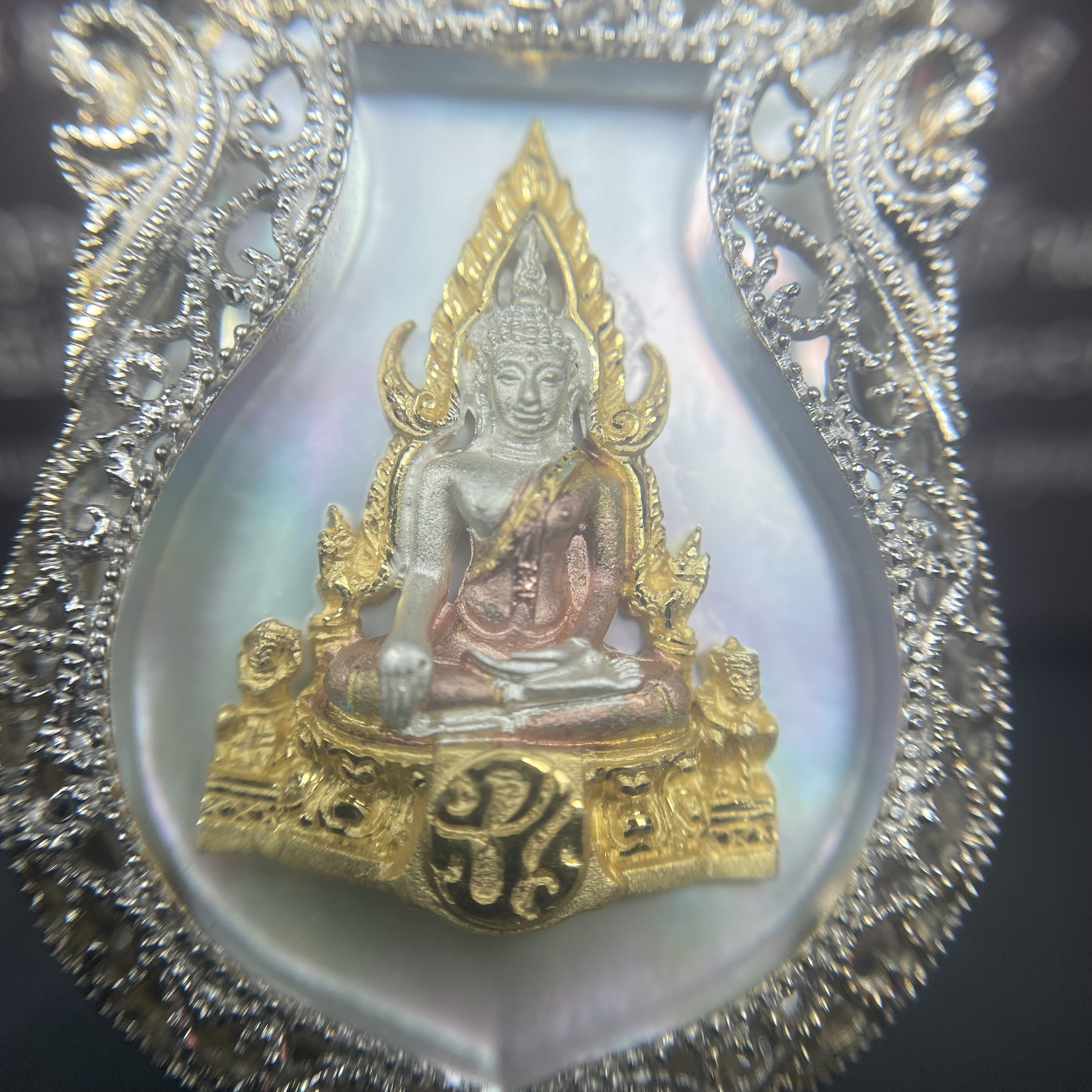 พระพุทธชินราช ภปร. โครงการ "เพราะแผ่นดินนี้ คือ แผ่นดินเกิด" ปี2548(รุ่นแรก) เหรียญทรงเสมา ขนาด 21 x 29 มม.เนื้อเงินสามกษัตริย์ องค์พระชุบสามกษัตริย์ ล้อมด้วยกรอบเงินชุบทองคำขาวสลักเสลาเป็นลวดลายละเอียดอ่อน ส่วนพื้นองค์พระเป็นเปลือกหอยมุขงดงาม