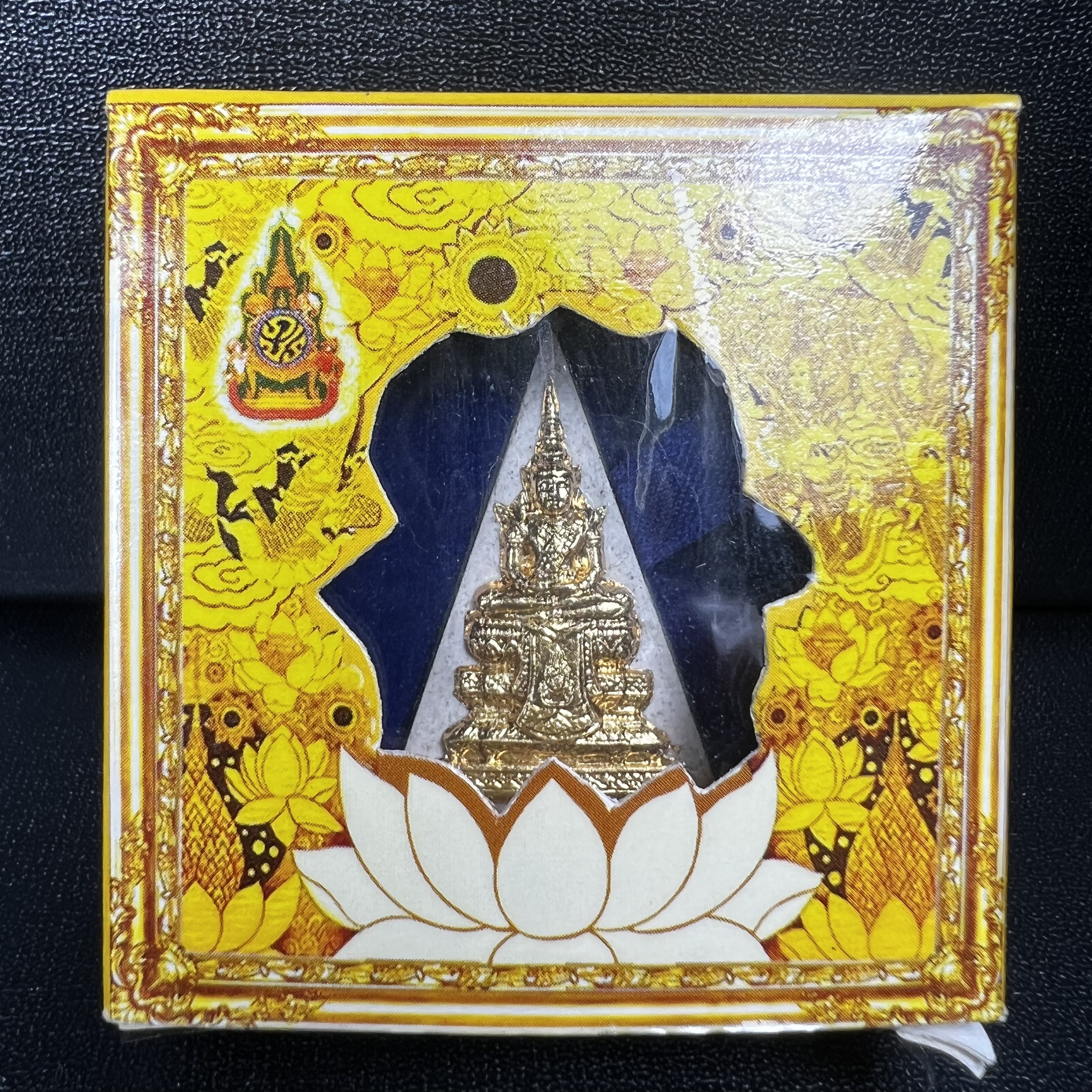 พระแก้วมรกต(จำลอง)ทรงเครื่องฤดูร้อน พระผงบูชา ด้านหน้าปิดทอง ด้านหลังตราสัญลักษณ์ฉลองสิริราชสมบัติครบ 60ปี เนื้อเงิน(รุ่นนี้ได้พระราชทานเส้นพระเจ้า(เส้นผม)รัชกาลที่9ในการจัดสร้าง)