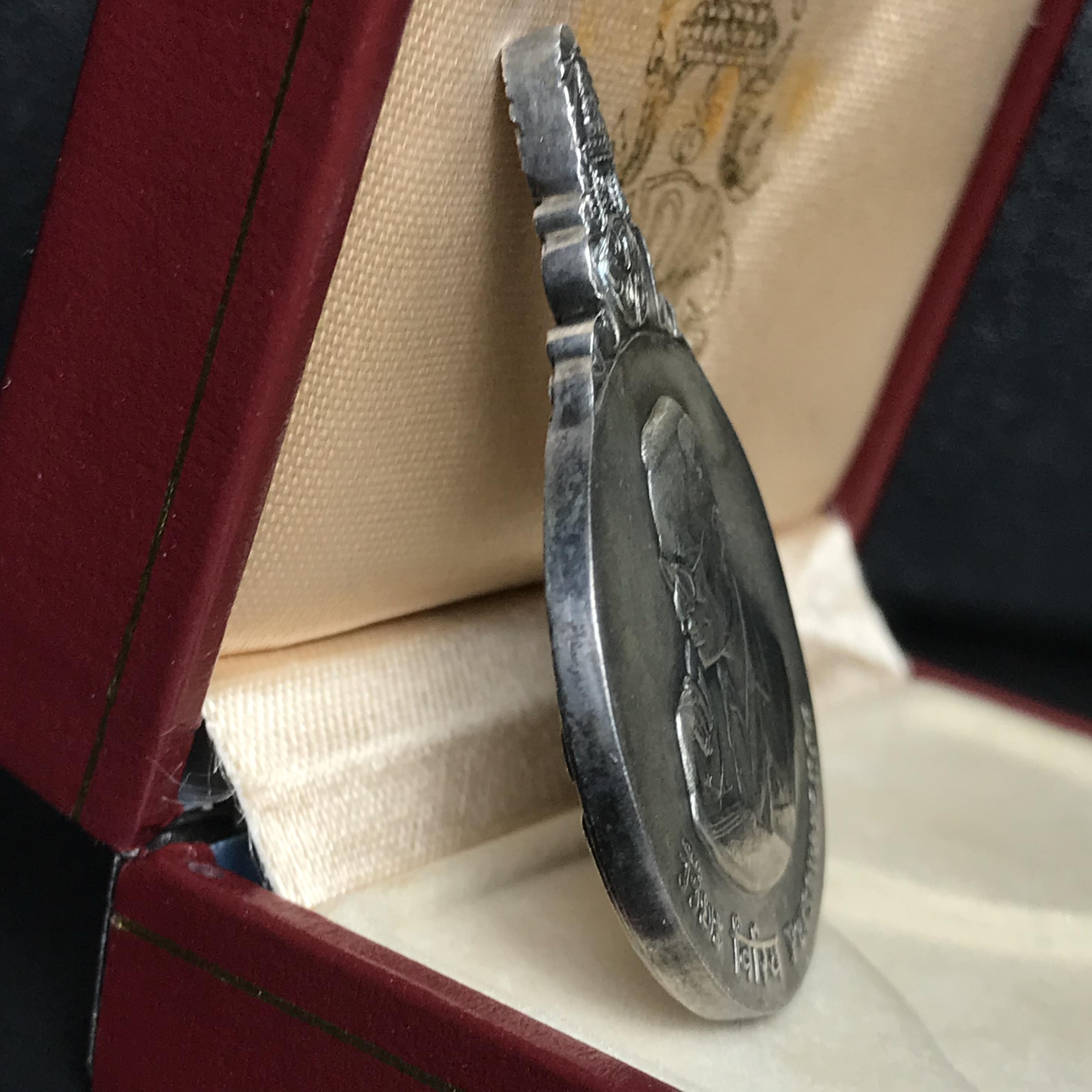 เหรียญพระมหาชนก ปี2539(รุ่นแรก) เนื้อเงิน พิมพ์ใหญ่บล็อกนิยมหายากสุดในรุ่น(วงเดือน คอจุด) ผิวเดิมสีรุ้งธรรมชาติแบบนิยม พร้อมหนังสือสภาพสวยครบชุด