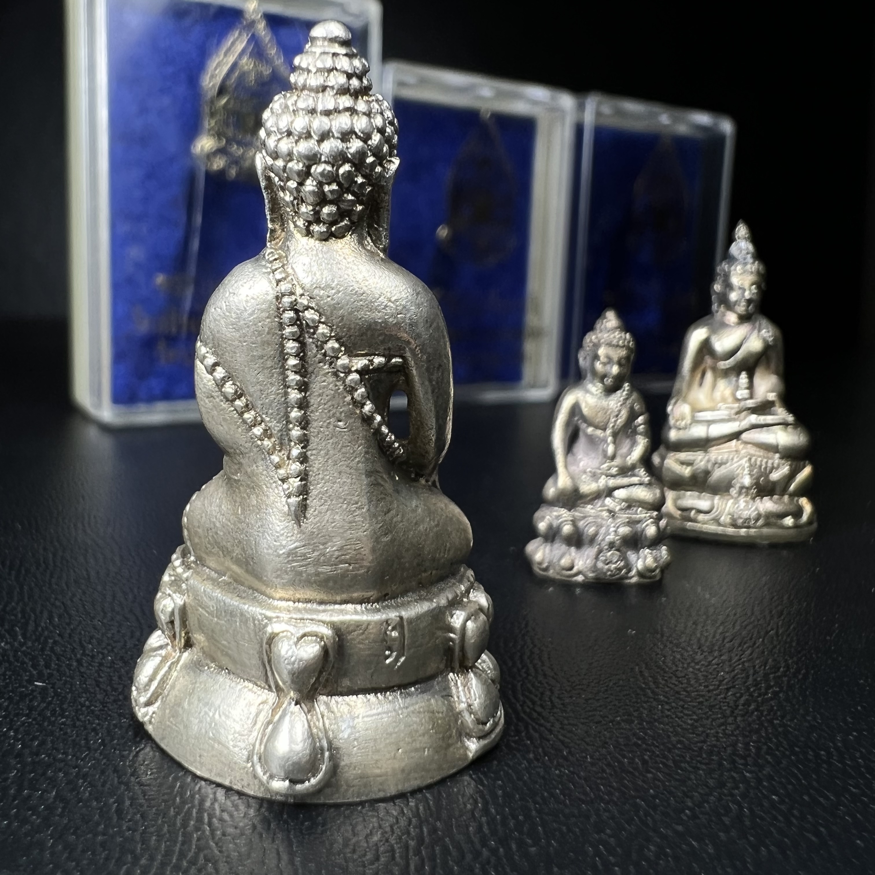 พระกริ่งนวปทุม ภปร.-พระชัยวัฒน์นวปทุม ภปร.-พระกริ่งไพรีพินาศ ภปร. รุ่นแรก วัดปทุมวนาราม ครบชุดเนื้อเงิน ปี2535(ในหลวงรัชกาลที่9เสด็จเททอง)(1ใน3000องค์)หายาก***เก็บทีเดียวครบชุดไปเลยรุ่นนี้ แนะนำ....ตอนนี้หายากแล้ว***