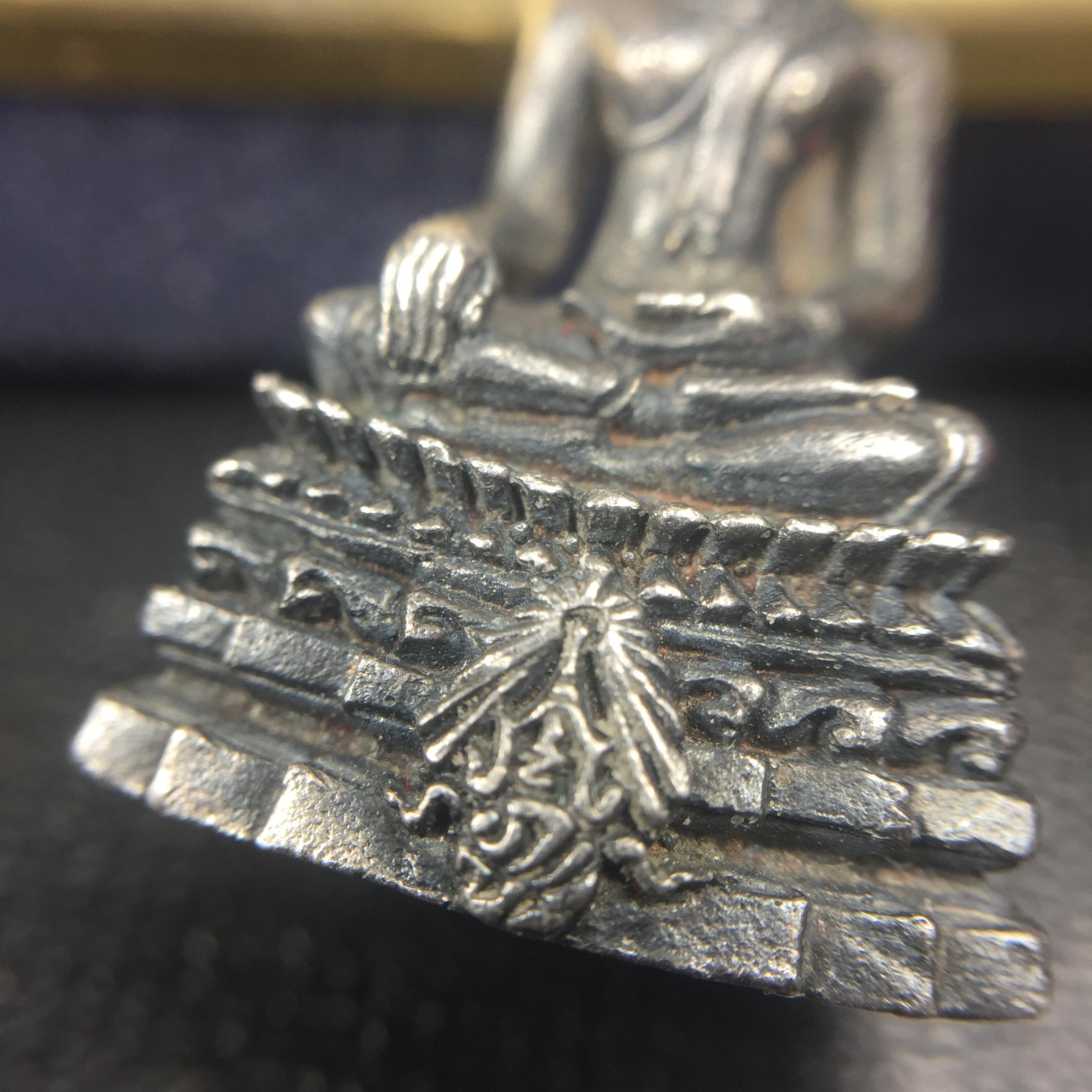 พระกริ่งพระพุทธชินสีห์ ภปร ทันโตเสฏโฐ ปี 2533 เนื้อเงิน (วัตถุมงคลหนึ่งเดียวที่บรรจุพระทนต์(ฟัน)ในหลวงรัชกาลที่9 พระราชทานให้จัดสร้าง)(1ใน1999องค์)