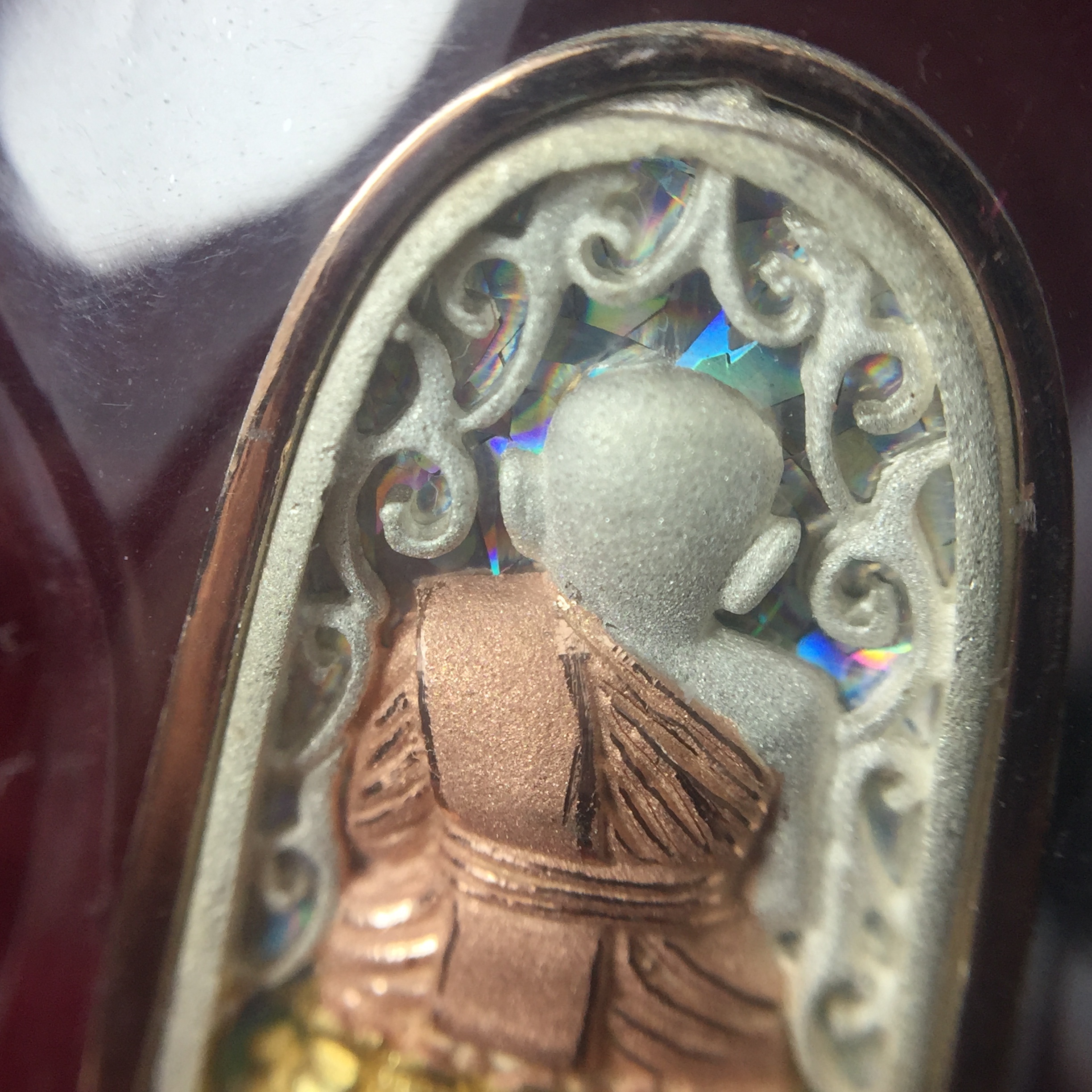 เหรียญหลวงพ่อทวด รุ่น มงคลบารมี วัดประสาทบุญญาวาส ปี 2545 เนื้อเงินสามกษัตริย์ พิมพ์ทรงพระรอด(ขนาด 2.2*1.5 ซม.)ฉลุลายฉากพื้นหลังสามมิติเปลือกหอยมุกสวยงาม ตอกโค๊ต ก(กรรมการ)พร้อมกล่องบรรจุเดิม