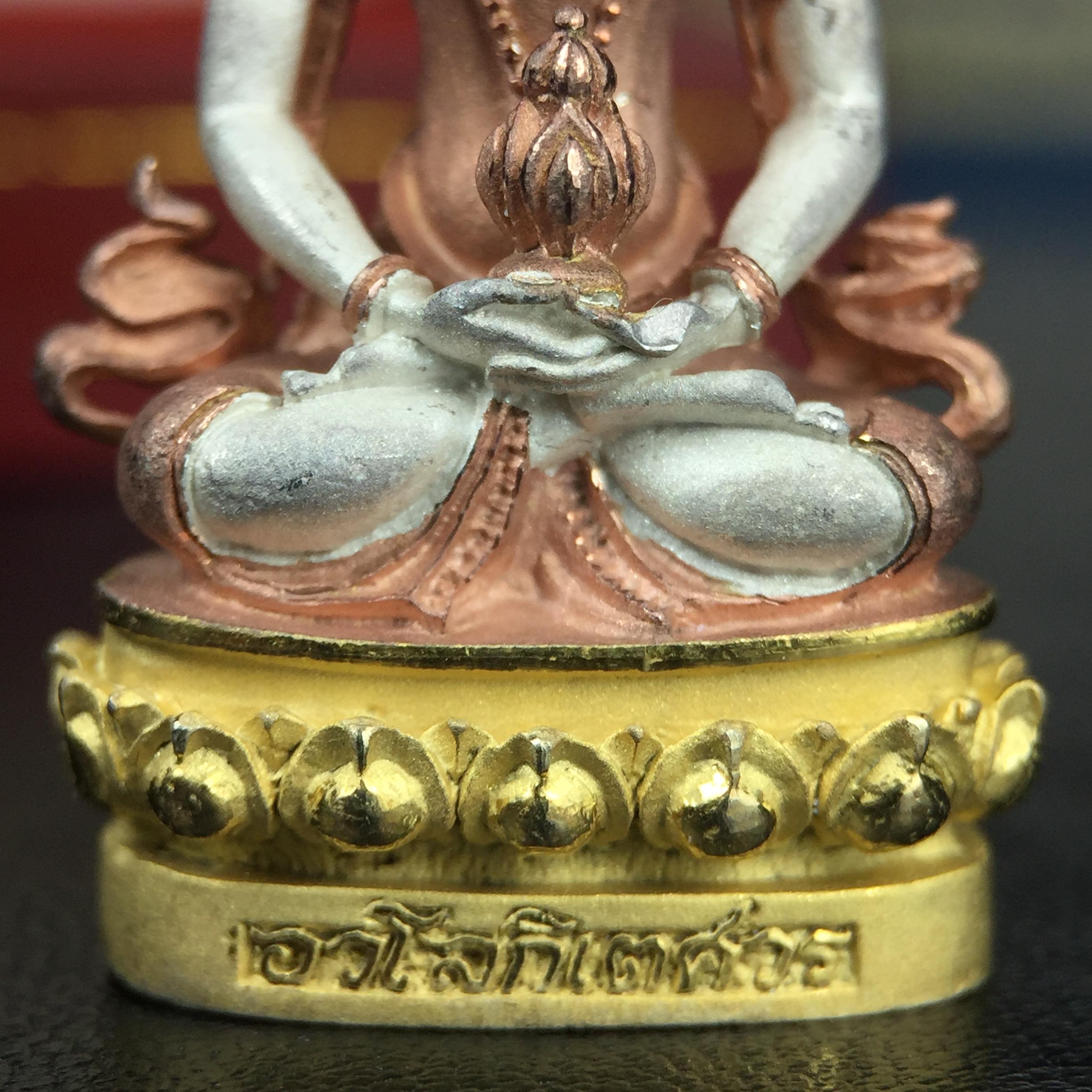 พระกริ่งอวโลกิเตศวร ( เจ้าแม่กวนอิม ) วัดโพธิ์แมนคุณาราม เนื้อเงิน 3 กษัตริย์ พ่นทราย รุ่นอุดมโภคทรัพย์ พ.ศ.2539(ผิวสวยเดิมพร้อมกล่องบรรจุการ์ดใบรับรองเดิมครบ) (อีกหนึ่งรุ่นยอดนิยม พุทธศิลป์สวยงดงาม)