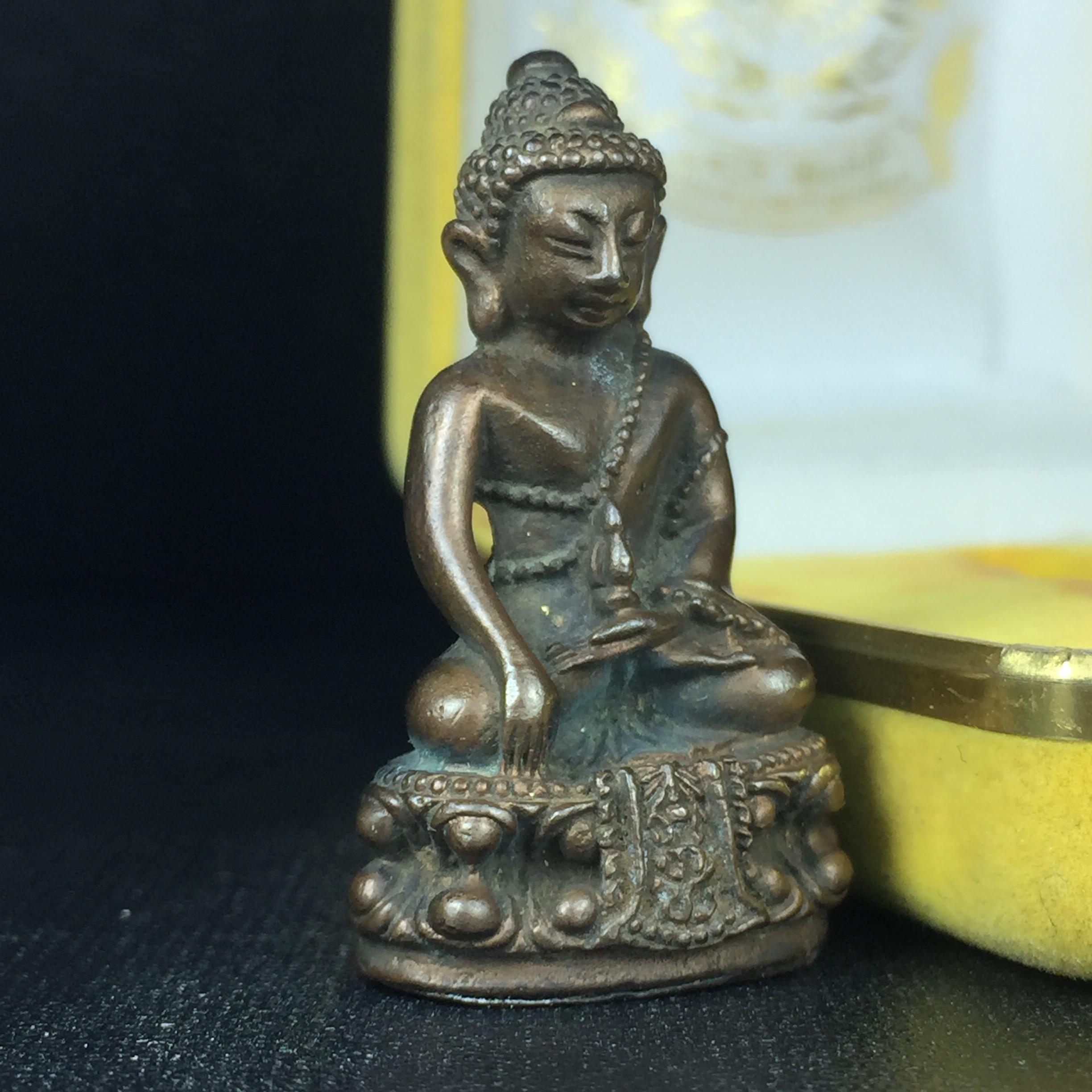 พระกริ่งคุ้มเกล้าฯ มหามงคล(วัตถุมงคล"คุ้มเกล้าฯ") ภปร. รพ.ภูมิพล เนื้อนวโลหะพิมพ์หน้าจีน(กล่องพิเศษกรรมการหายาก)(ในหลวงรัชกาลที่9เสด็จเททอง)(1ใน9720องค์)