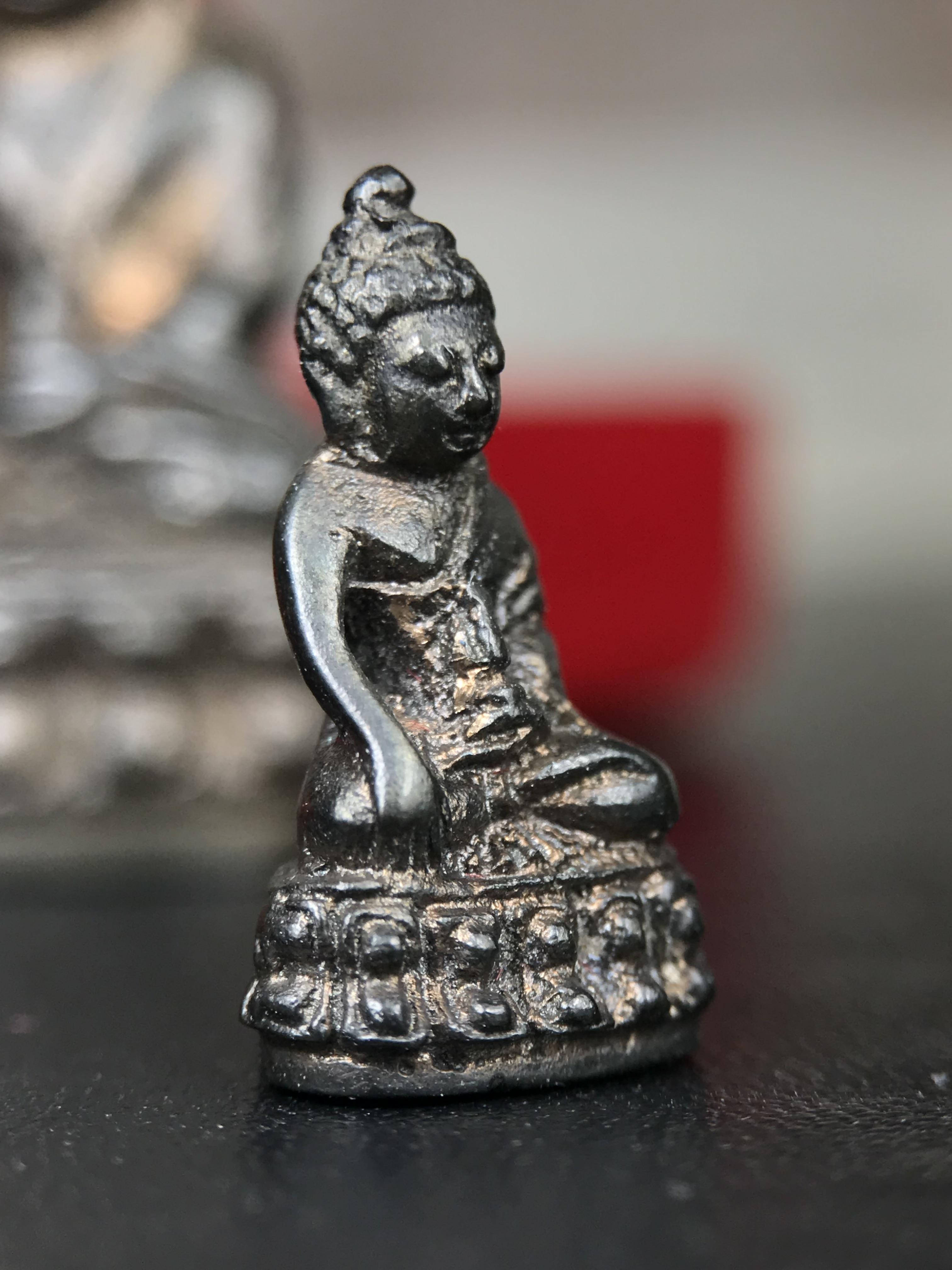 พระกริ่ง-พระชัยวัฒน์ ปวเรศ วัดบวรนิเวศวิหาร ปี 2530 พระบาทสมเด็จพระเจ้าอยู่หัวรัชกาลที่ 9 เจริญพระชนมพรรษา 5 รอบนักษัตริย์(ในหลวง ร.9 เสด็จเททอง)(บรรจุผงจิตรลดาเส้นเกศาในหลวงรัชกาลที่9)พร้อมสูจิบัตรเดิมตอนจัดสร้าง(สภาพสวยครบสมบูรณ์))พิธีใหญ่ รุ่นยอดนิยม