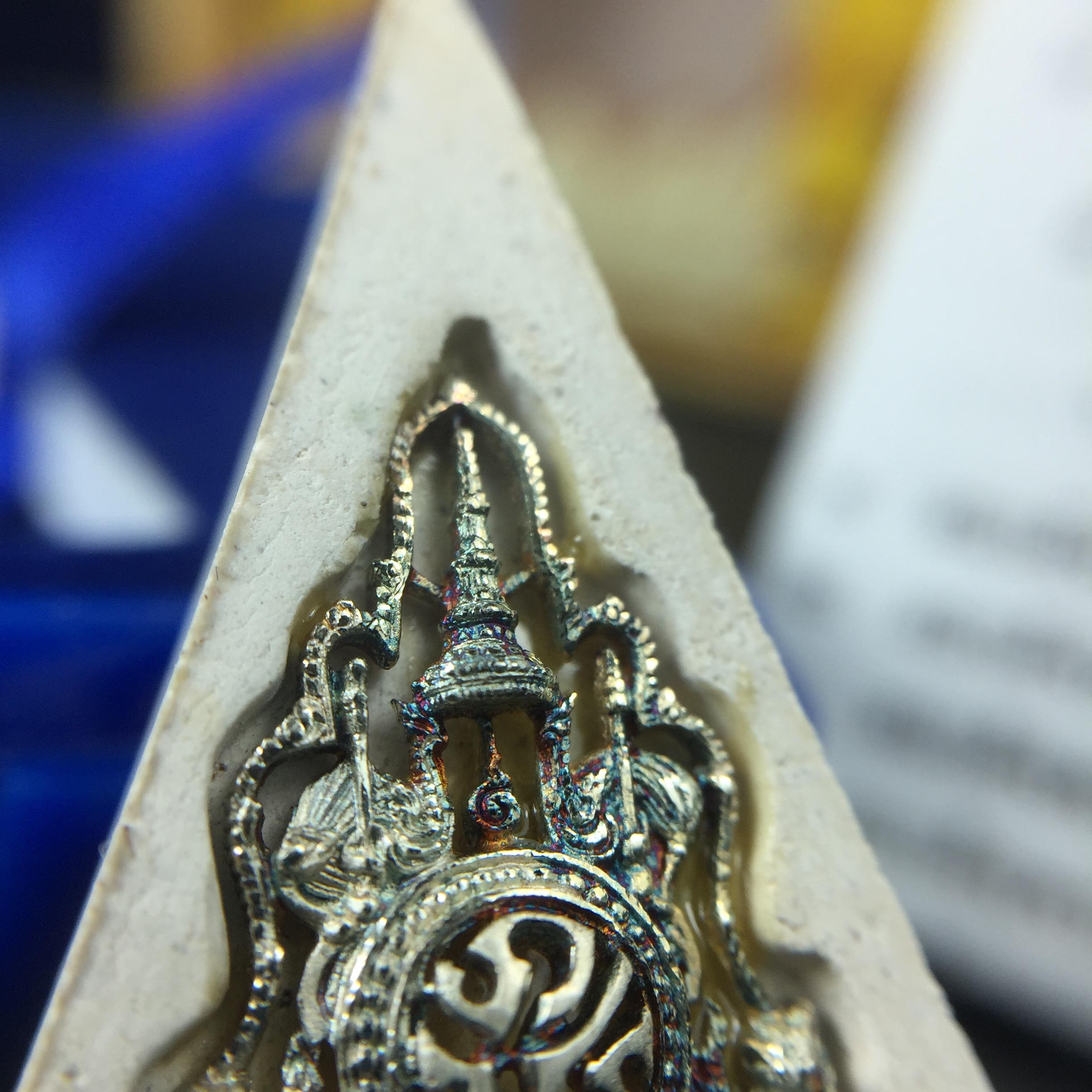 พระแก้วมรกต(จำลอง)ทรงเครื่องฤดูร้อน พระผงบูชา ด้านหน้าปิดทอง ด้านหลังตราฉลองสิริราชสมบัติครบ 60ปี เนื้อเงินขึ้นสีรุ้งธรรมชาติสร้างสรรค์งดงาม(รุ่นนี้ได้พระราชทานเส้นพระเจ้า(เส้นผม)รัชกาลที่9ในการจัดสร้าง)***องค์นี้พิเศษมองเห็นเส้นผมติดอยู่ด้านหลังชัดเจน***