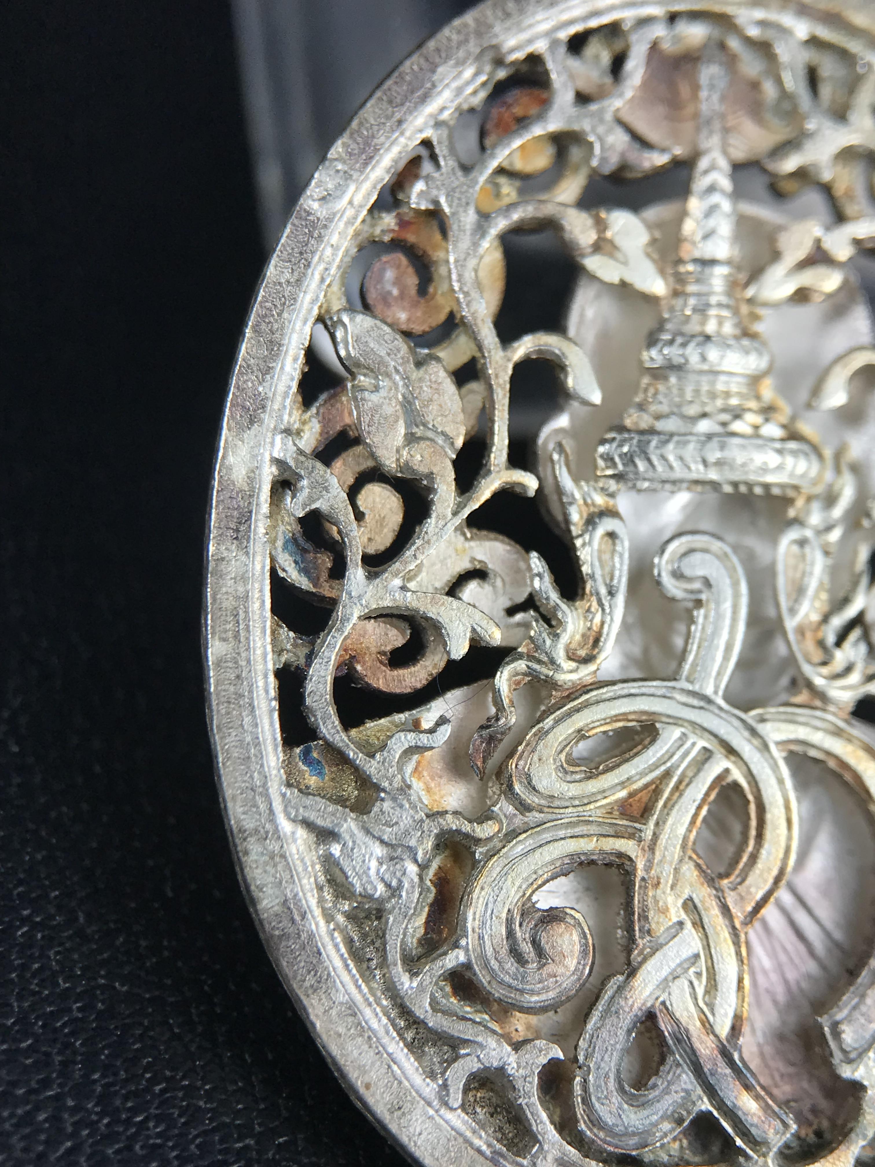 เหรียญหลวงพ่อคูณ ปริสุทโธ วัดบ้านไร่ รุ่น สก. ปี 2536 พิมพ์ลายฉลุ เนื้อเงิน(ผิวเดิมรุ้งสวยมาก) งานมหามงคลเฉลิมพระชนมพรรษา 5 รอบ สมเด็จพระบรมราชินีนาถ จัดสร้างโดย กองพลทหารราบที่๒ ทหารเสือราชินี รักษาพระองค์ (พิธีใหญ่ ประวัติชัดเจน อีกหนึ่งรุ่นยอดนิยม)