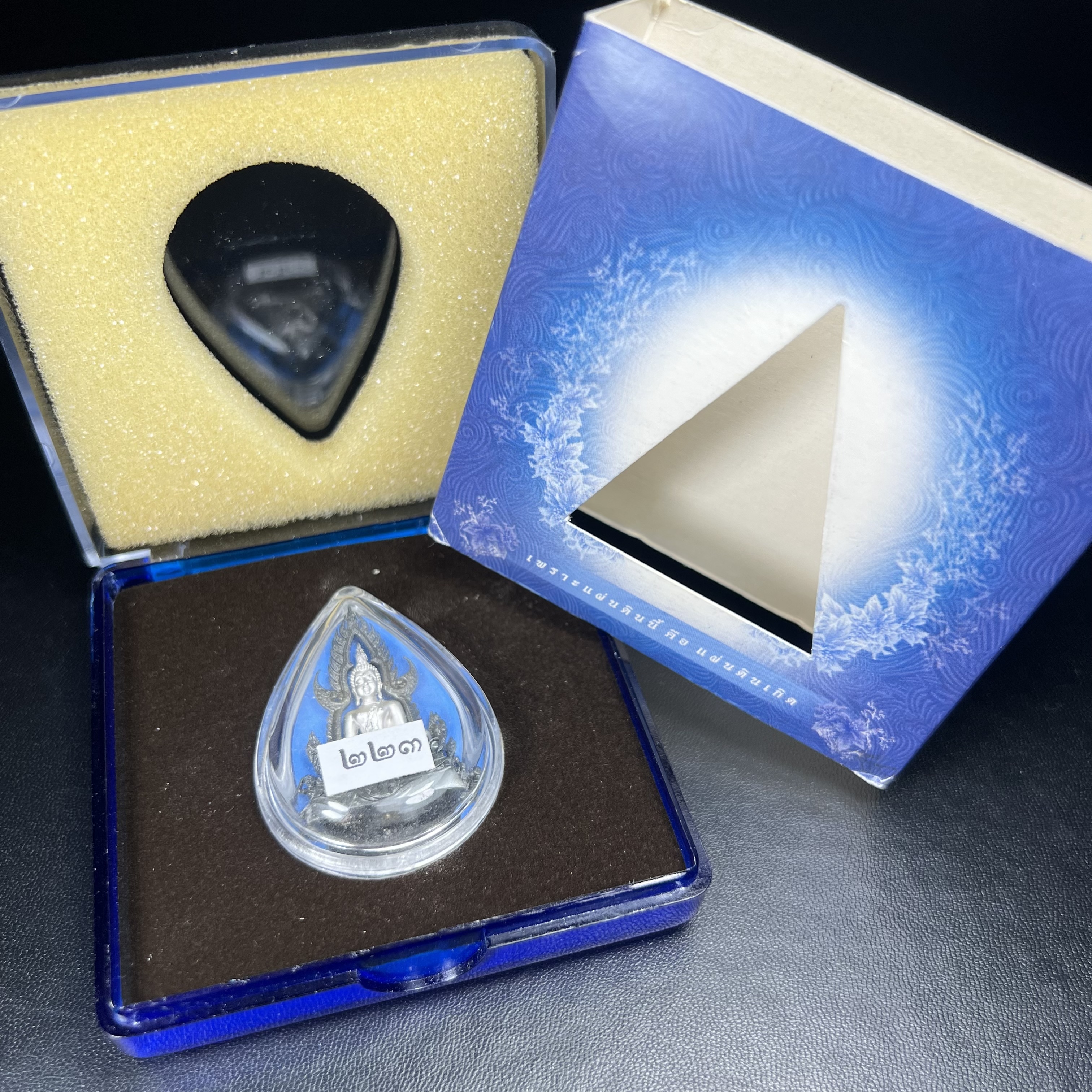 พระพุทธชินราช ภปร. โครงการ เพราะแผ่นดินนี้คือแผ่นดินเกิด เนื้อเงินชุบทองคำขาวซุ้มรมดำ ปี2551 ขนาดหน้าตัก1/2นิ้ว(3.5*2.5 ซม.) (สวยงามหายาก)1ใน 5000 องค์