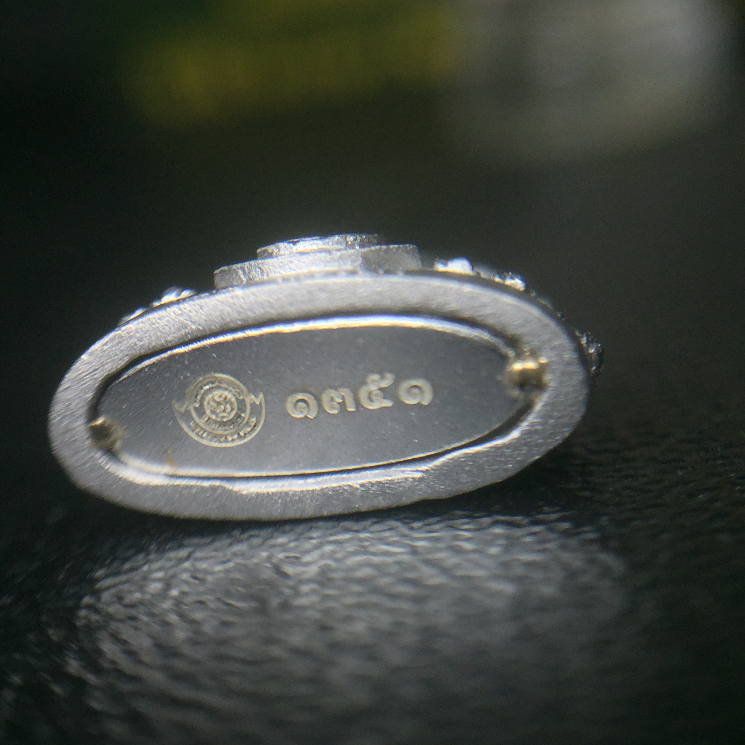 พระพุทธชินราช(จำลอง) ภปร. 84 พรรษา เนื้อเงินชุบทองคำขาว พิมพ์เล็กขนาดหน้าตัก 1/4 นิ้ว (สภาพสวยเดิม))(พระราชทานมวลสาร จิตรลดาและเส้นพระเจ้า(เส้นผม))