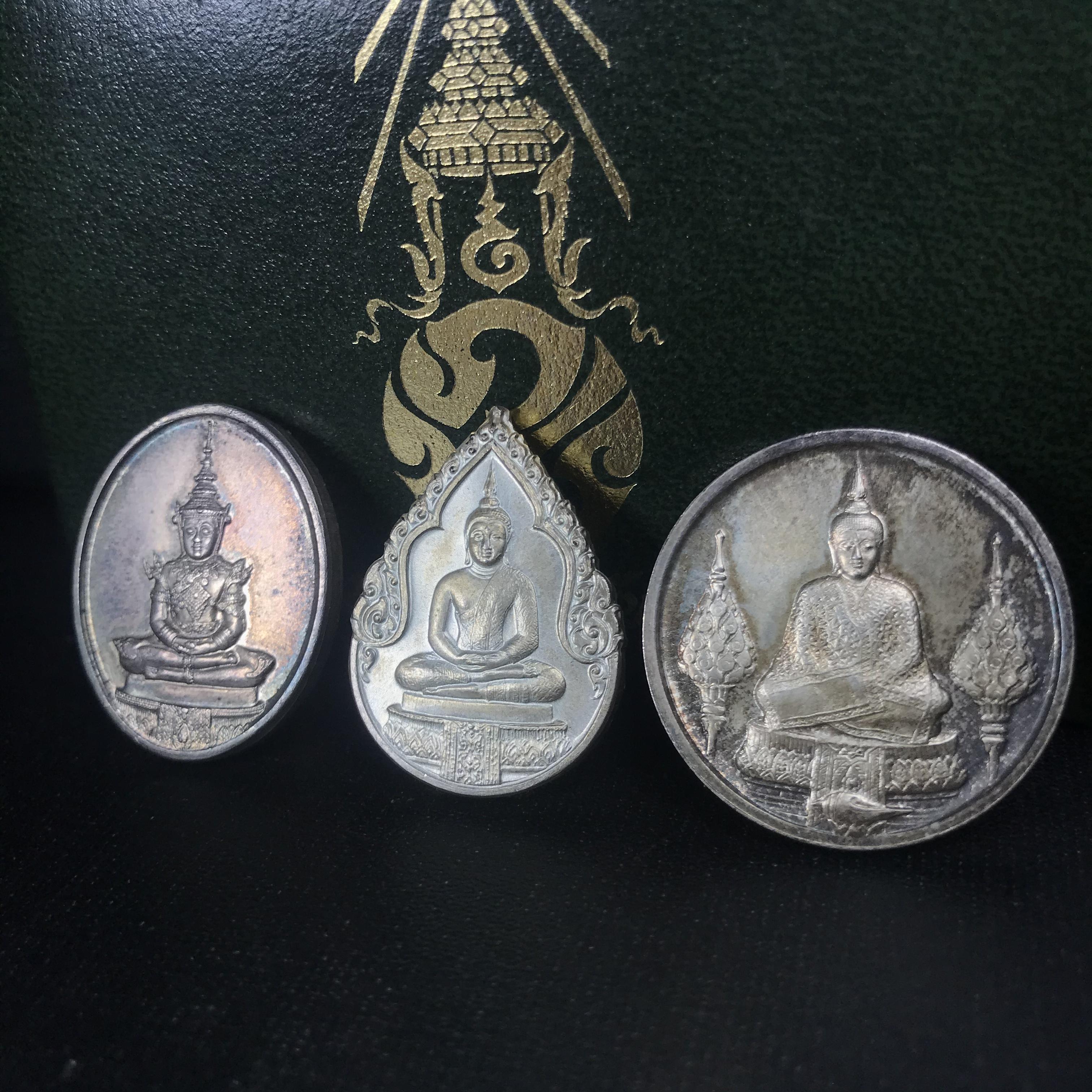 เหรียญพระแก้วมรกตหลัง ภปร ฉลองกรุงรัตนโกสินทร์ครบ 200 ปี พ.ศ.2525 เนื้อเงินกล่องบรรจุเดิมครบ3พิมพ์(บล็อกพระราชศรัธา)(ในหลวงรัชกาลที่9 เสด็จในพิธี)