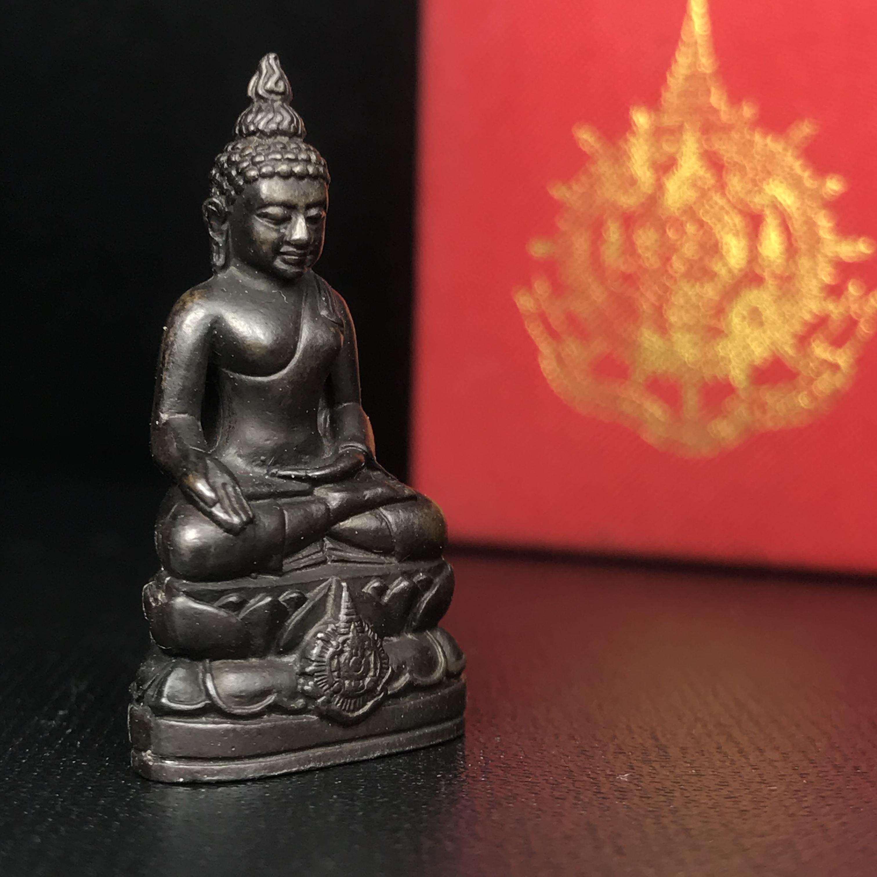 พระกริ่งไพรีพินาศ เฉลิมพระเกียรติ พระบาทสมเด็จพระเจ้าอยู่หัวรัชกาลที่9 พระชนมพรรษา 6 รอบ ปี2542 เนื้อนวโลหะผสมทองคำ(บรรจุเหล็กไหล)ดีนอก-ดีใน