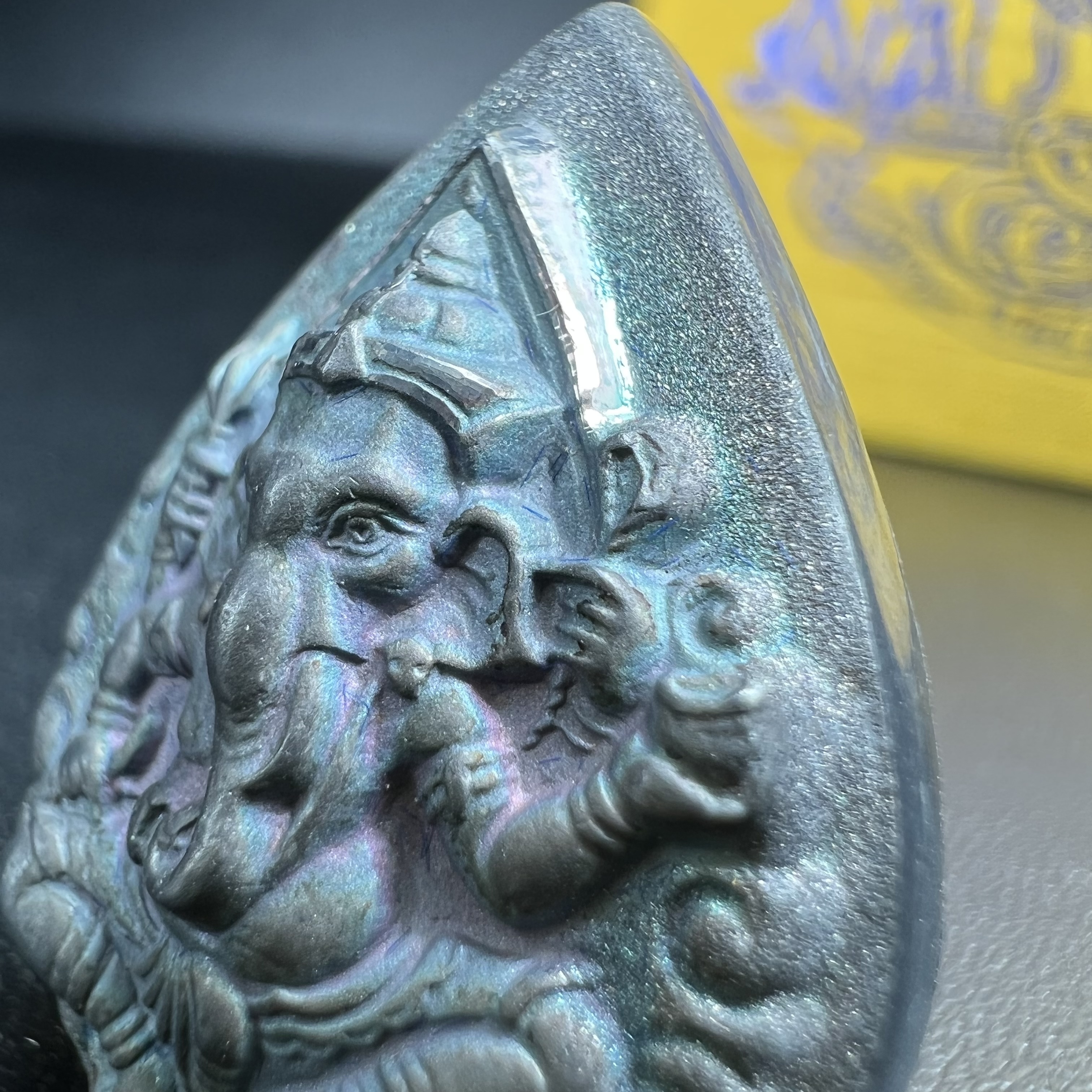 เหรียญพระพิฆเนศวร ญสส. ชุดกาญจนาภิเษกครองราชย์ 50 ปี พุทธศักราช 2538 พิมพ์ใหญ่(2.9 ซม.) เนื้อเงินผิวเดิมกลับดำขึ้นสีรุ้งเข้มขลังงดงามธรรมชาติสร้างสรรค์ สภาพสวยเดิมพร้อมกล่องบรรจุเดิม ตอกโค๊ดหมายเลขกำกับ(1ใน 5539องค์)