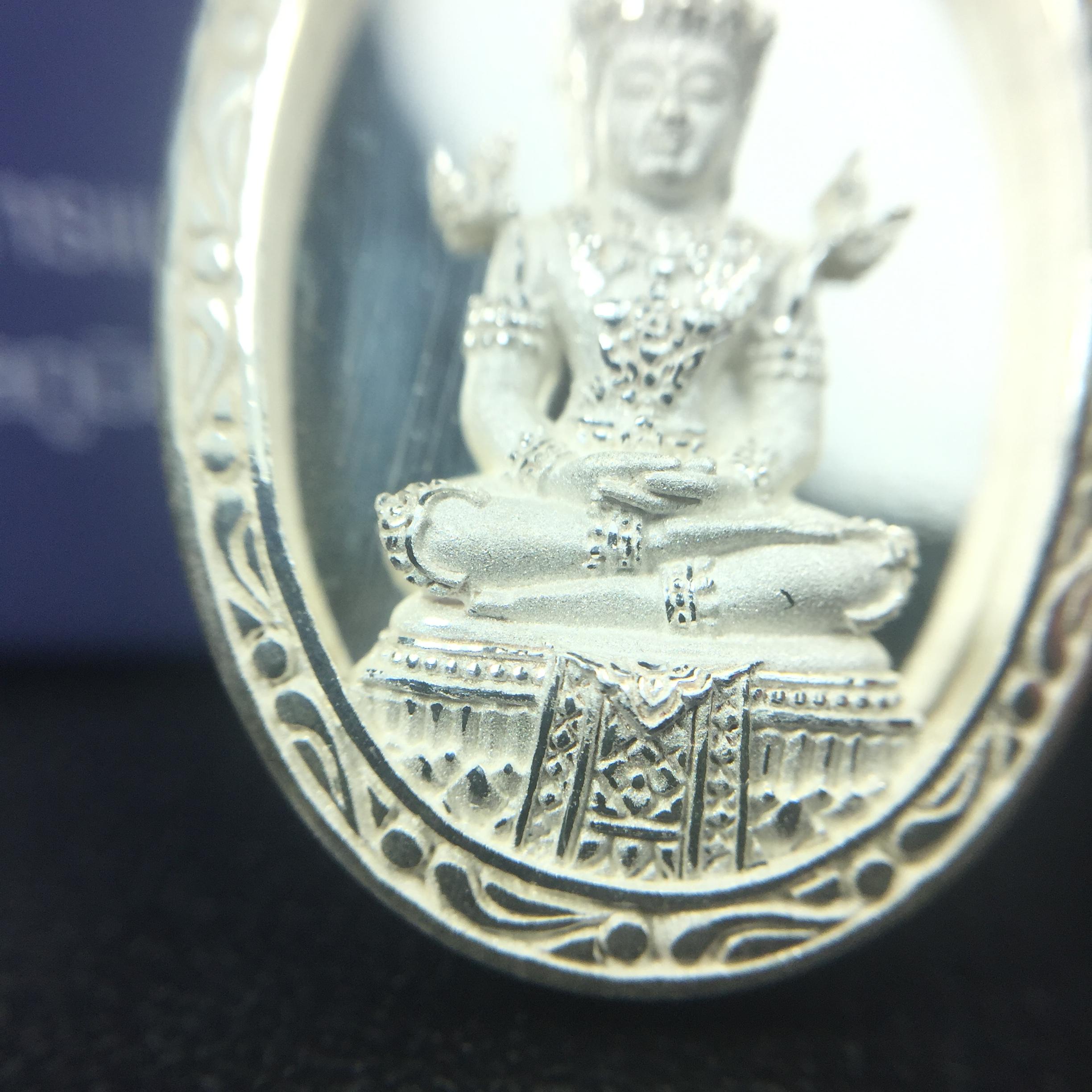 พระแก้วมรกต ภปร. ปี2547 จัดสร้างโดย รพ.ภูมิพลฯ เนื้อเงิน เหรียญทรงกลมรี(1ใน3000องค์)