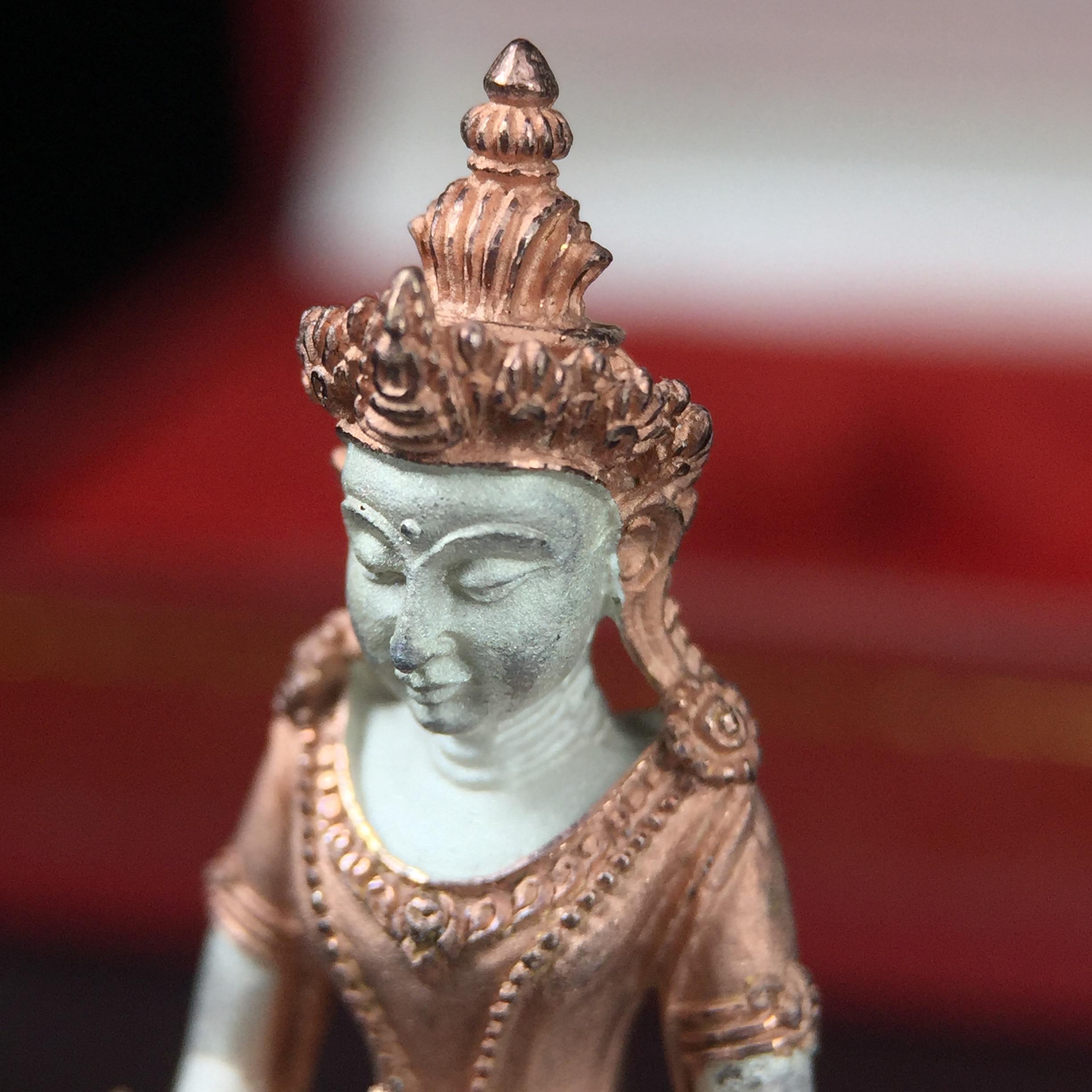 พระกริ่งอวโลกิเตศวร ( เจ้าแม่กวนอิม ) วัดโพธิ์แมนคุณาราม เนื้อเงิน 3 กษัตริย์ พ่นทราย รุ่นอุดมโภคทรัพย์ พ.ศ.2539(ผิวสวยเดิมพร้อมกล่องบรรจุการ์ดใบรับรองเดิมครบ) (อีกหนึ่งรุ่นยอดนิยม พุทธศิลป์สวยงดงาม)