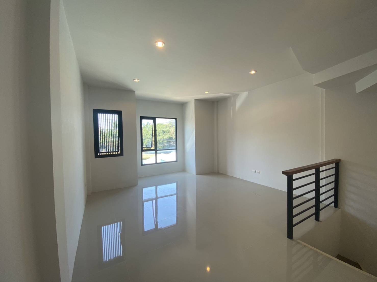 For Sales : Chaofah, 3-Storey Commercial Building, 3 Bedrooms 4 Bathrooms