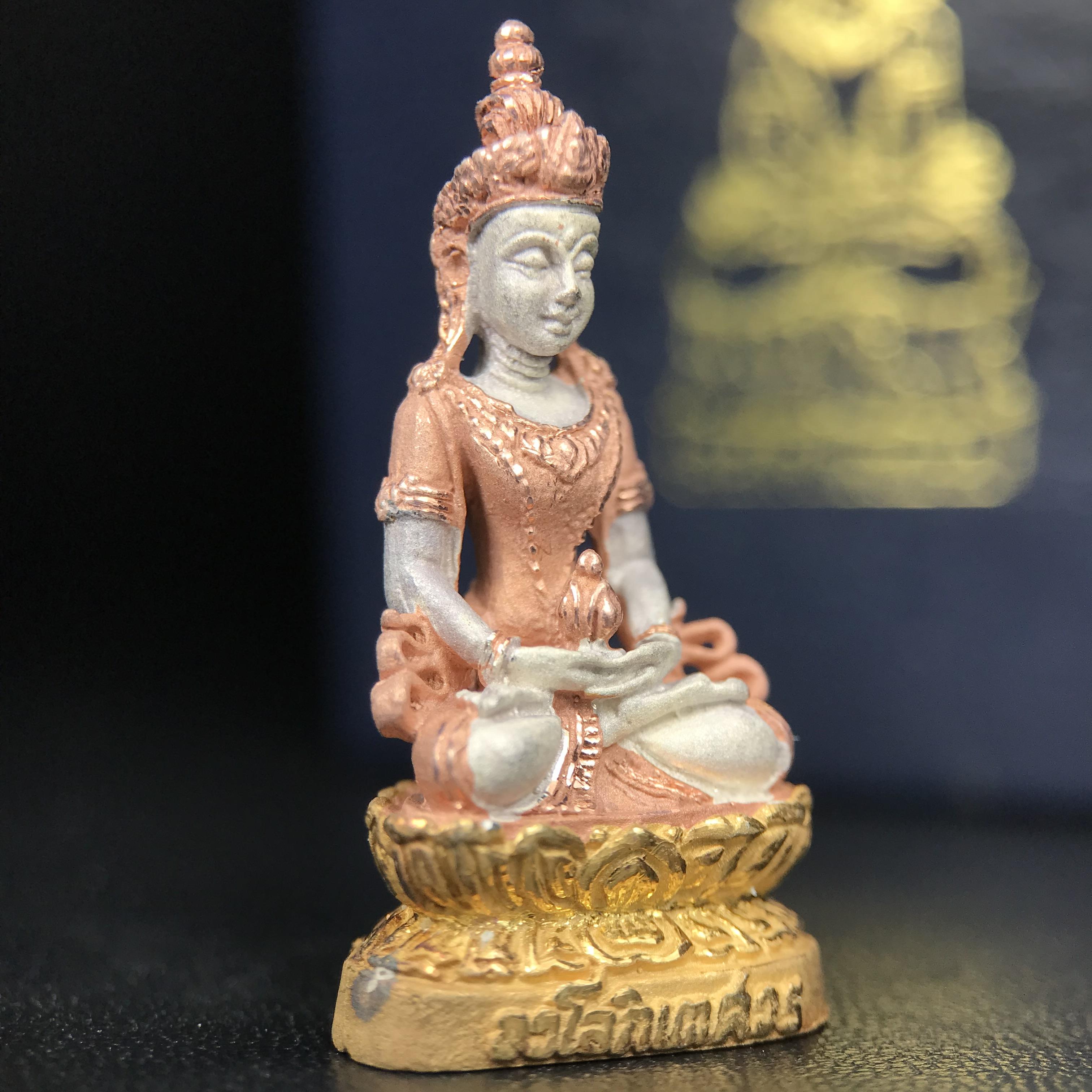 พระอวโลกิเตศวร เมตตา มหาบารมี พิธีพุทธาภิเษก ณ อุโบสถ วัดบวรนิเวศวิหาร 3 พฤษภาคม 2540 เนื้อเงินสามกษัตริย์ ขนาด 3.2 x 2.7 ซม. ตอกโค๊ตใต้ฐานพร้อมกล่องบรรจุเดิม สวย ครบ สมบูรณ์(รุ่นนี้หายาก พบเจอน้อยมาก)