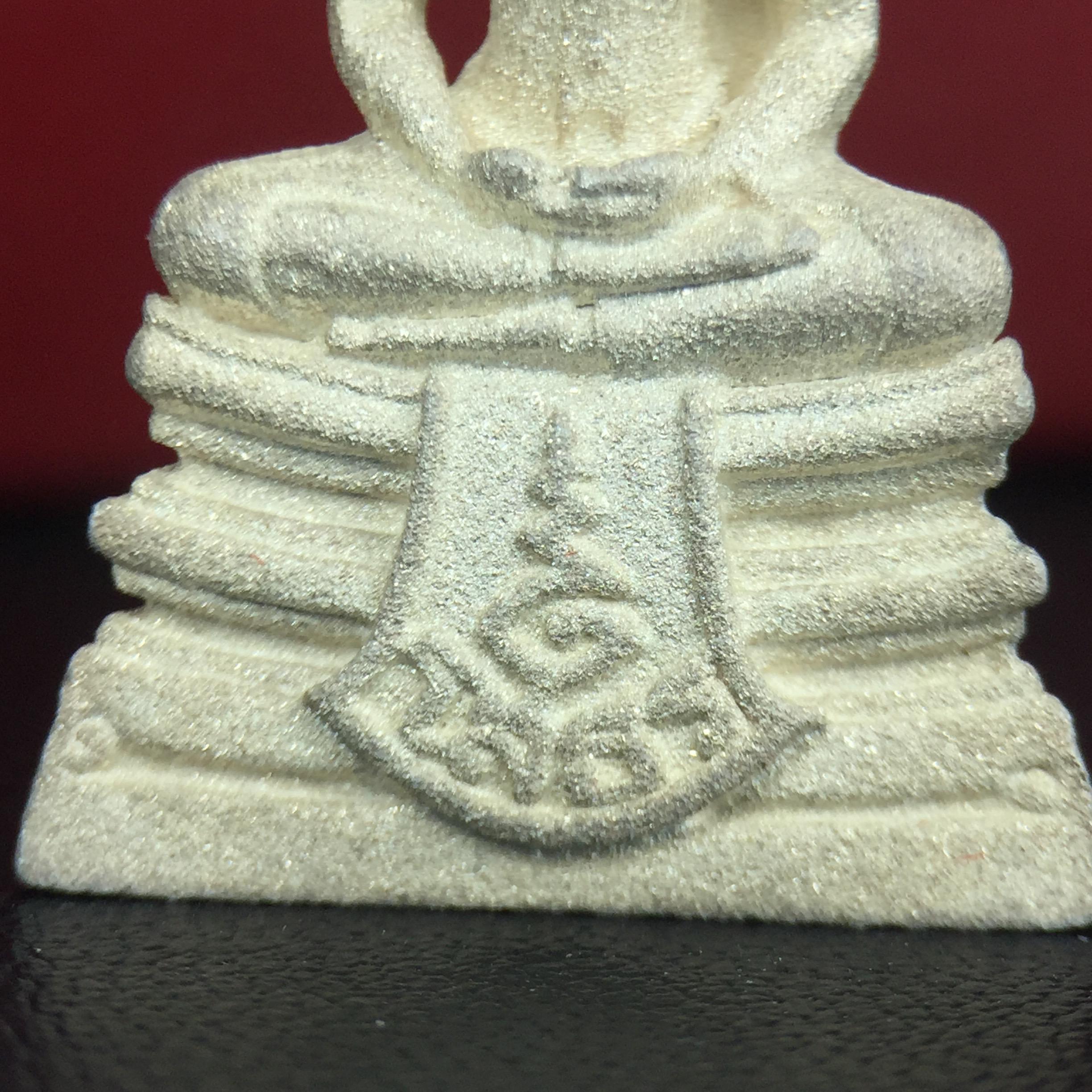 พระพุทธโสธร รุ่นประวติศาสตร์ 80 ปี กรมตำรวจ ปี 2538 เนื้อเงินประกายเพชร(เงินพ่นทราย)พิมพ์ใหญ่ 3.2 ซม. พร้อมกล่องบรรจุเดิม(พระดีพิธีใหญ่ รุ่นยอดนิยม)