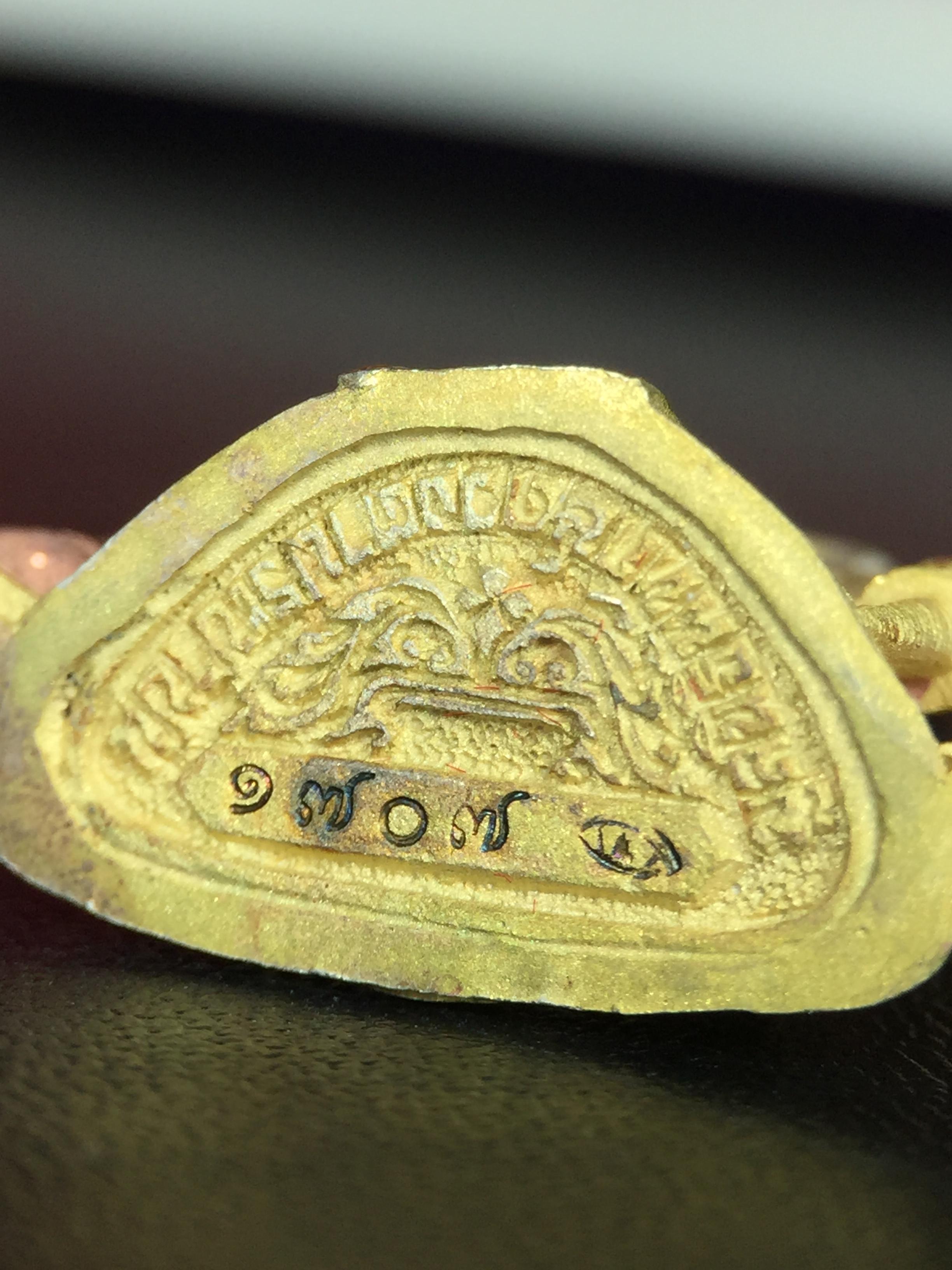 พระพุทธชินราช ภปร. ในวโรกาสพระราชพิธีมหามงคล เฉลิมพระชนมายุ6รอบ 5ธันวาคม2542 มูลนิธิพิทักษ์ดวงตาประชาชน จัดสร้าง เนื้อเงินบริสุทธิ์ 99.9% แบบสามกษัตริย์ขัดเงาบางส่วน พิมพ์ใหญ่ ขนาดสูง 3.4 ซม. พร้อมกล่องบรรจุเดิม