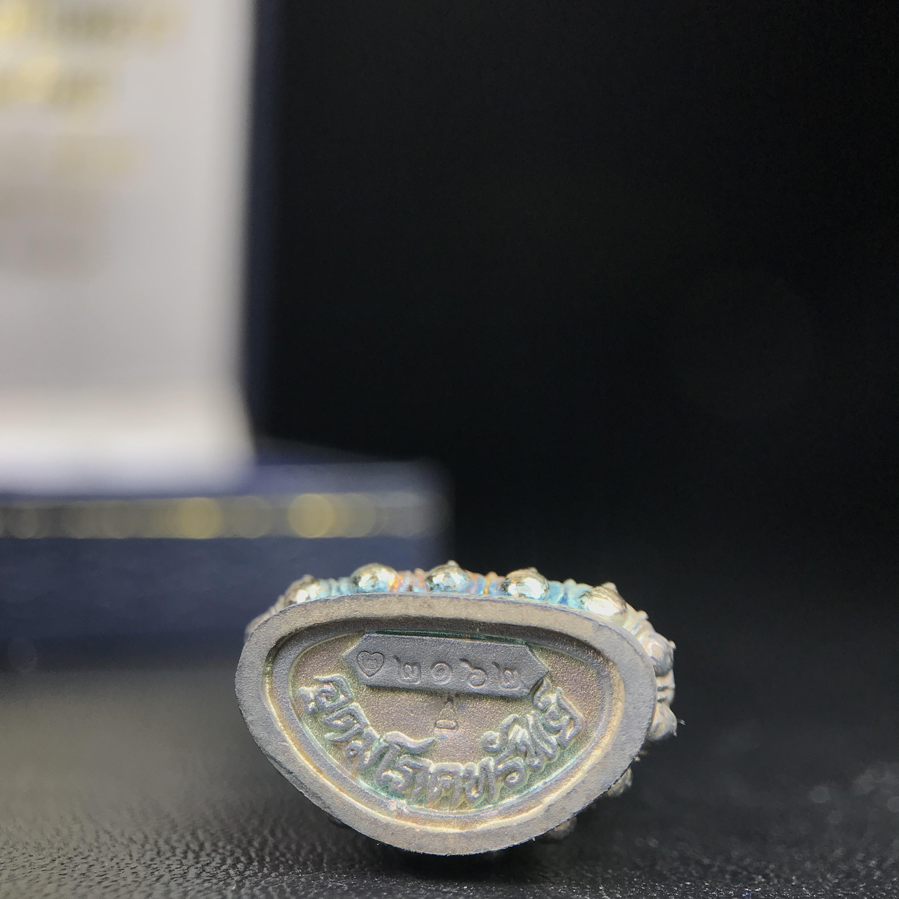 พระกริ่งอวโลกิเตศวร ( เจ้าแม่กวนอิม ) วัดโพธิ์แมนคุณาราม รุ่นอุดมโภคทรัพย์ ปี 2539 เนื้อเงินพ่นทราย(ผิวเดิม ขึ้นสีรุ้งธรรมชาติ แบบนิยม เสน่ห์ของพระเนื้อเงิน)(พร้อมกล่องบรรจุเดิม)(อีกหนึ่งรุ่นยอดนิยม พุทธศิลป์สวยงดงาม)หายาก 1 ใน 5000 องค์*องค์หมายเลข ๒๑๖๒*