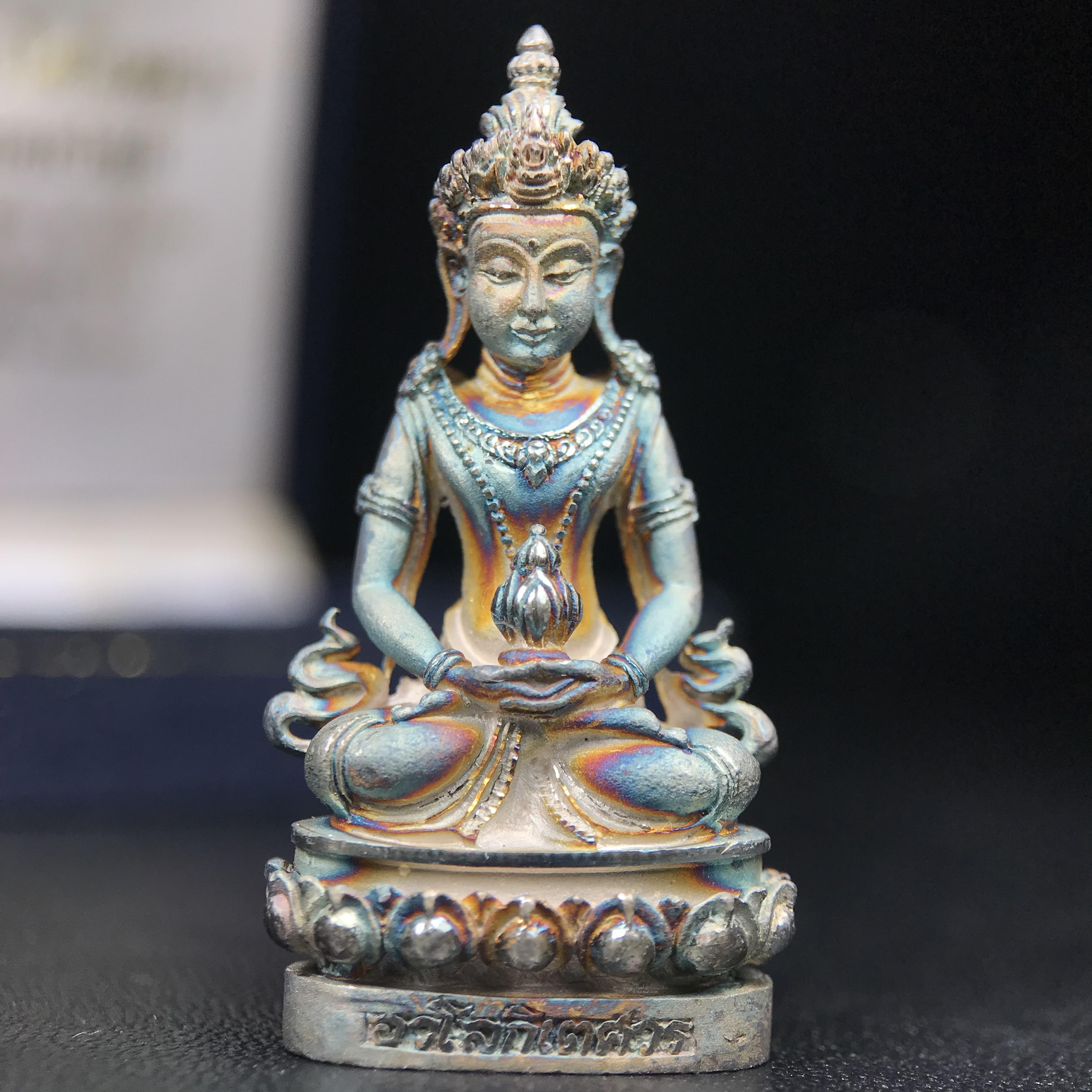 พระกริ่งอวโลกิเตศวร ( เจ้าแม่กวนอิม ) วัดโพธิ์แมนคุณาราม รุ่นอุดมโภคทรัพย์ ปี 2539 เนื้อเงินพ่นทราย(ผิวเดิม ขึ้นสีรุ้งธรรมชาติ แบบนิยม เสน่ห์ของพระเนื้อเงิน)(พร้อมกล่องบรรจุเดิม)(อีกหนึ่งรุ่นยอดนิยม พุทธศิลป์สวยงดงาม)หายาก 1 ใน 5000 องค์*องค์หมายเลข ๓๖๔๒*