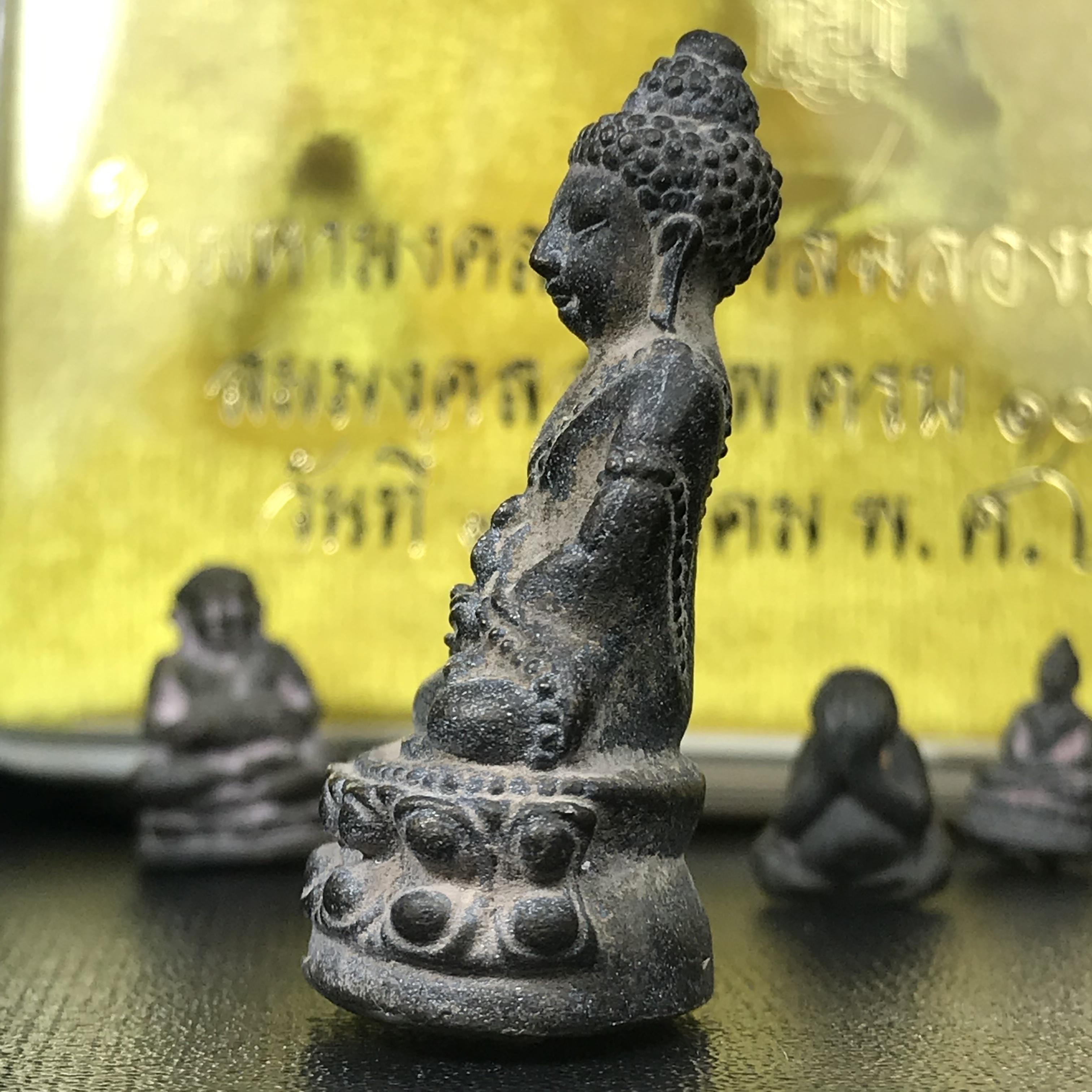 พระกริ่งชินบัญชรฉลองพระชันษา 100 ปี สมเด็จพระญาณสังวร วัดบวรนิเวศวิหาร ปี 2556 ชุดนำฤกษ์เนื้อนวโลหะแก่ทองคำ ก้นอุดผงสมเด็จพระสังฆราช (1 ใน 356 ชุด) พิธีใหญ่ มวลสารเด่น นิยมและหายากมากในปัจจุบัน