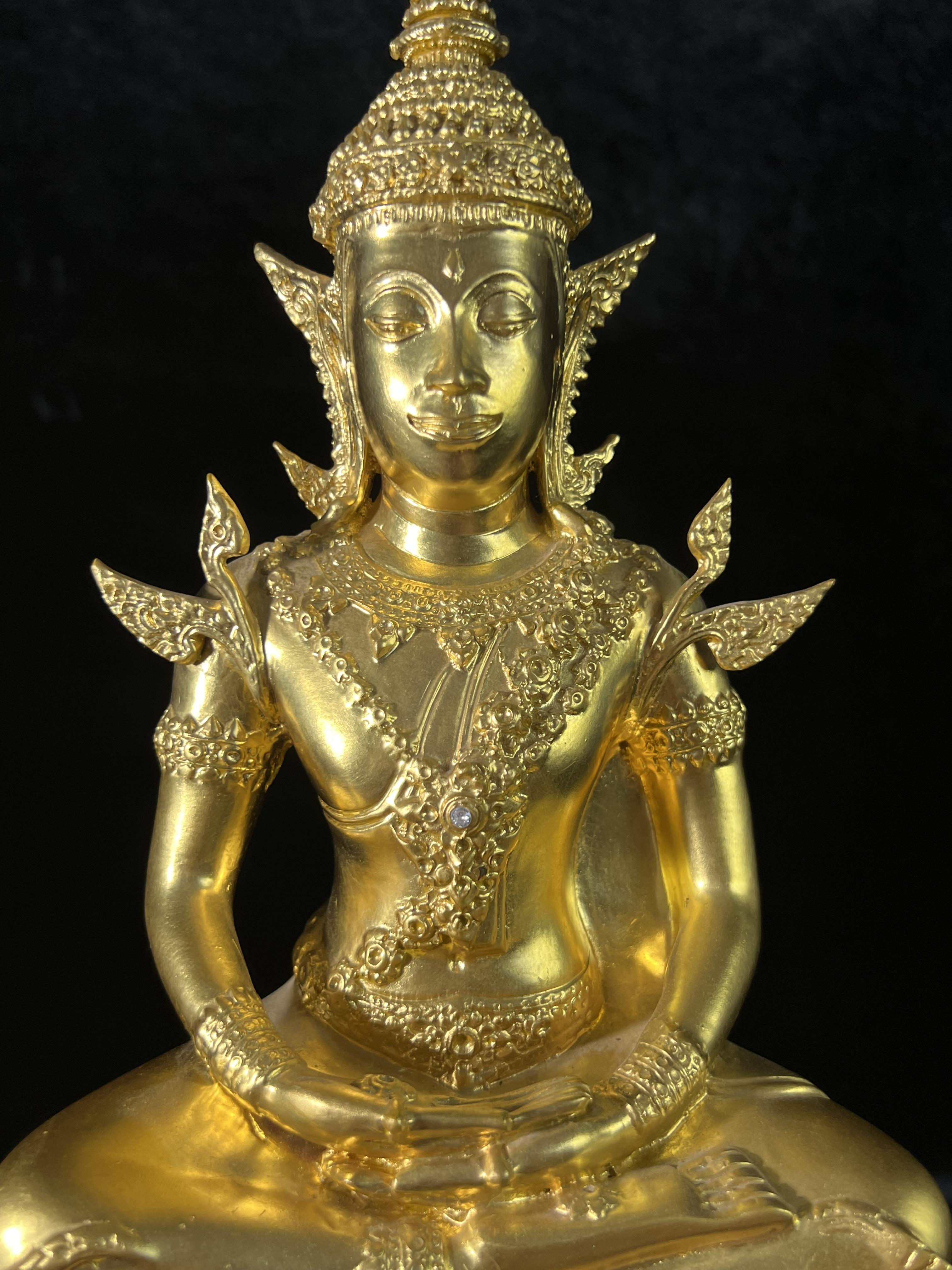 พระพุทธปฏิมาสุวรรณภูมิสิริโชค ภปร. การบินไทยจัดสร้างขึ้น เนื่องในวโรกาสมหามงคลเฉลิมพระชนมพรรษาของพระบาทสมเด็จพระเจ้าอยู่หัวรัชกาลที่ 9 ครบ 80 พรรษา ขนาดหน้าตัก 5 นิ้ว สูง 16 นิ้ว ปิดทองสวิส 99.9 เปอร์เซนต์ (พิธีใหญ่ พุทธศิลป์งดงาม หายาก)องค์หมายเลข ๙๗๘