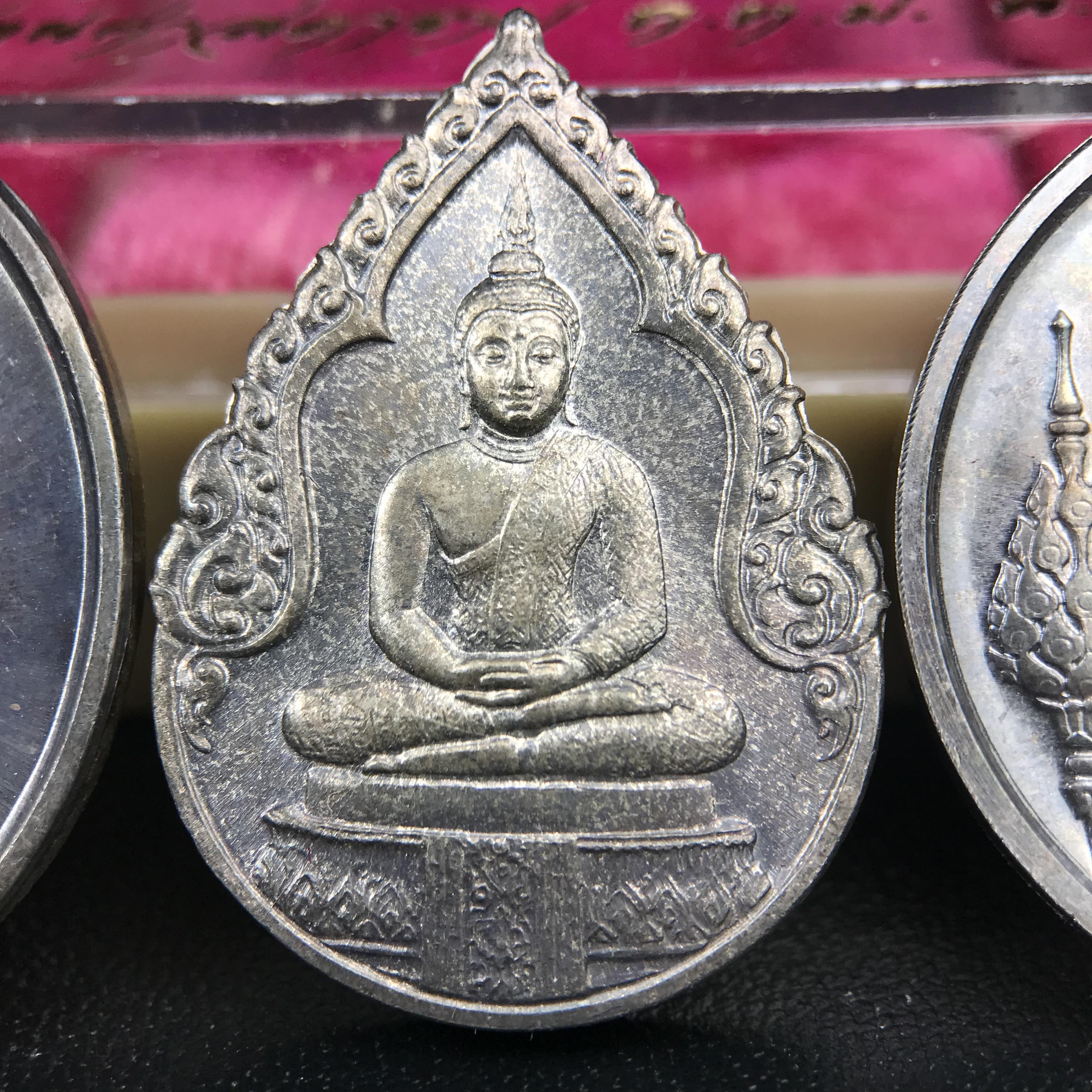 เหรียญพระแก้วมรกตหลัง ภปร. ฉลองกรุงรัตนโกสินทร์ครบ 200 ปี พ.ศ.2525 เนื้อเงิน(ผิวเดิมสวย)กล่องบรรจุเดิมครบ 3พิมพ์ ร้อน ฝน หนาว(บล็อกแรกไม่มีพระราชศรัธานิยม)(ในหลวงรัชกาลที่9 เสด็จในพิธี)พระคู่บ้านคู่เมือง...พระดี...พิธีใหญ่(บล็อกแรกครบชุด ผิวเดิม หายาก)