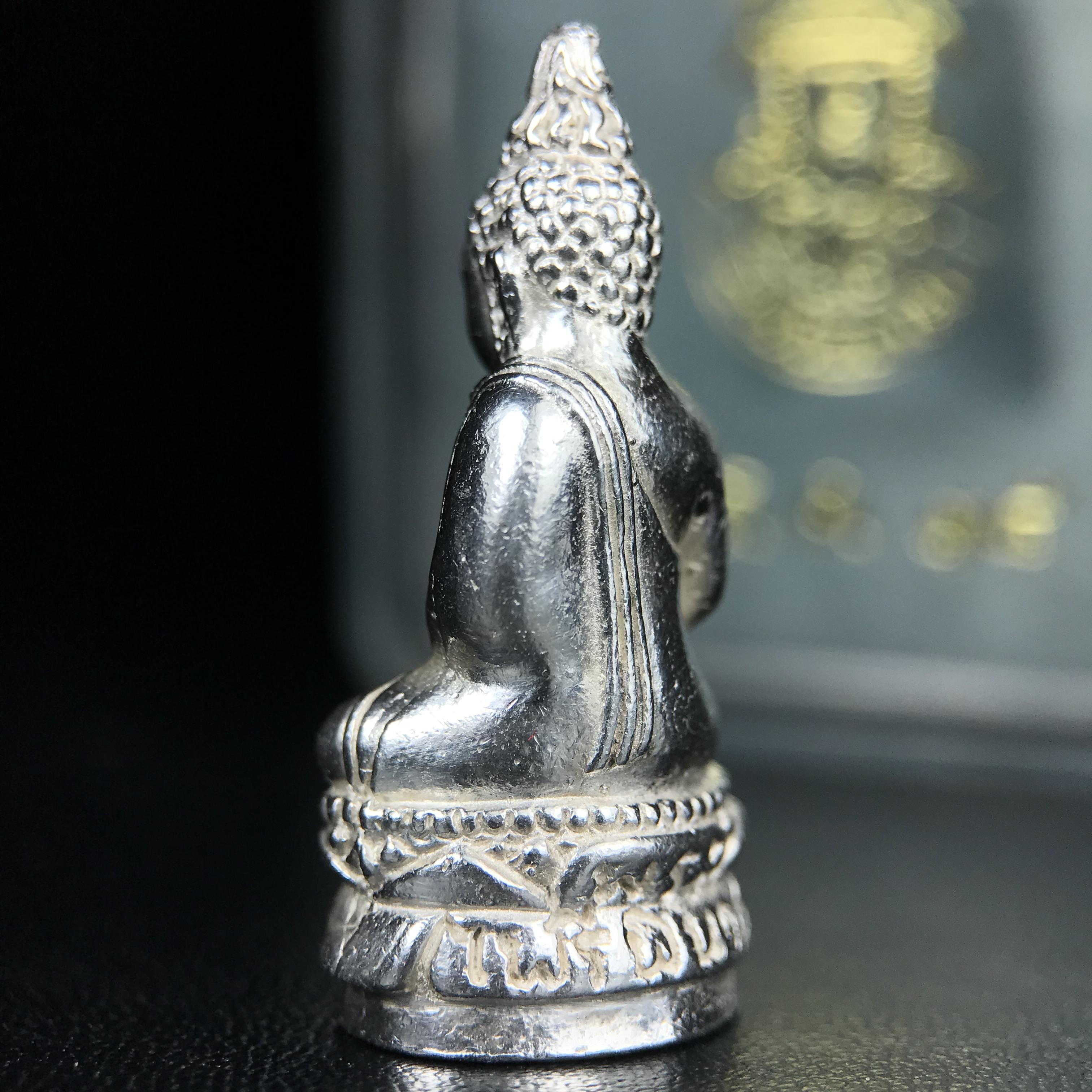 พระกริ่งไพรีพินาศ รุ่น ภปร. ราชวิทยาลัย ปี 2535 เนื้อเงิน(สภาพผิวขาวสวยใส)(ตอกโค้ดพระนามย่อ ญสส ใต้เศวตรฉัตร และ พระปรมาภิไธยย่อ ภปร.) ปลุกเสกโดยหลวงพ่อเปิ่น วัดบางพระและสมเด็จพระญาณสังวร สมเด็จพระสังฆราช วัดบวรนิเวศวิหาร(1 ใน 2535 องค์)