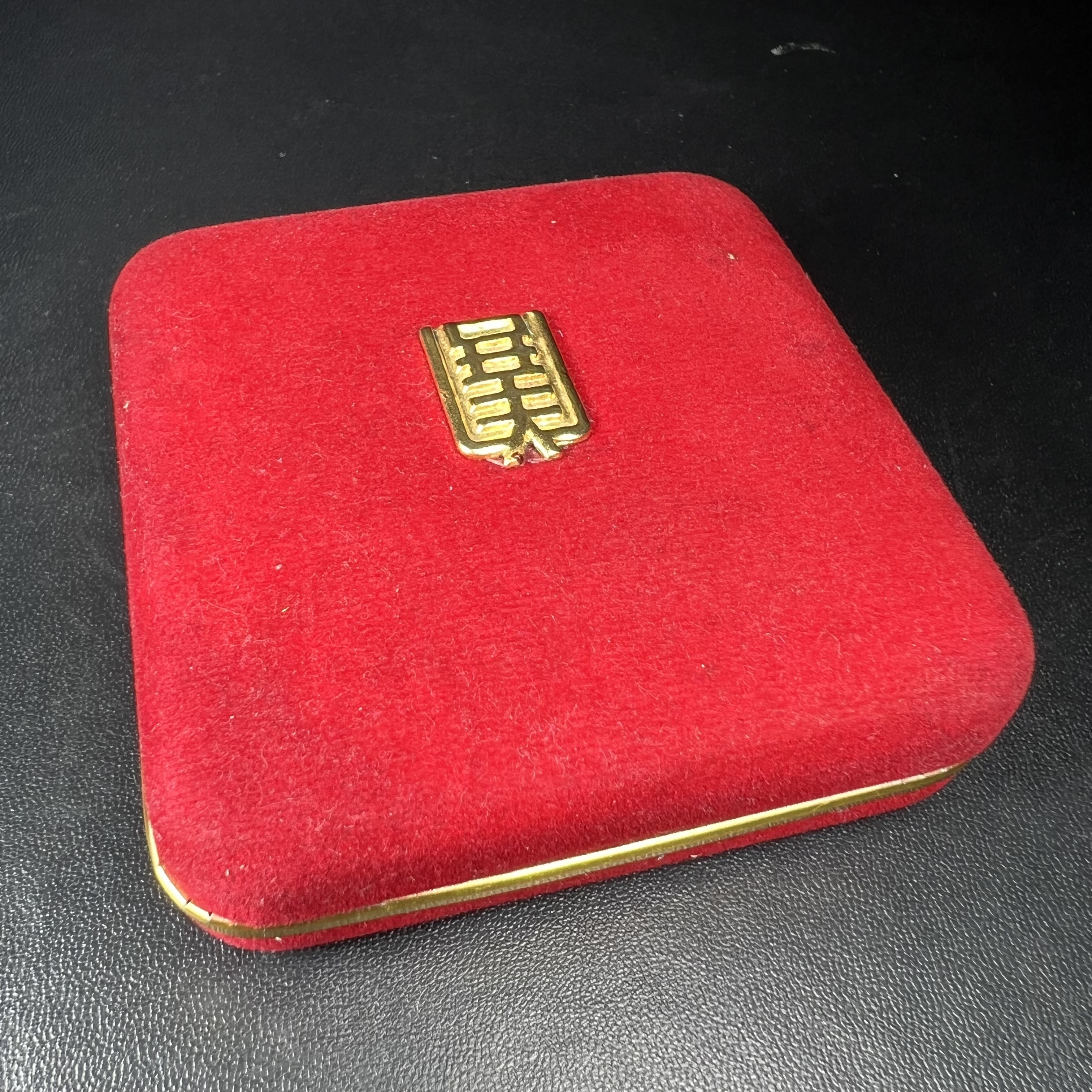 เหรียญหลวงปู่ไต้ฮงกง รุ่นกาญจนาภิเษก ตราสัญลักษณ์ครองราช 50 ปี ในหลวงรัชกาลที่ 9 พ.ศ.2539 เหรียญเงินบริสุทธิ์ขัดเงา 99.99% ขนาด 2.8 ซม. พิธีใหญ่ สวยมาก พร้อมกล่องบรรจุเดิมครบ