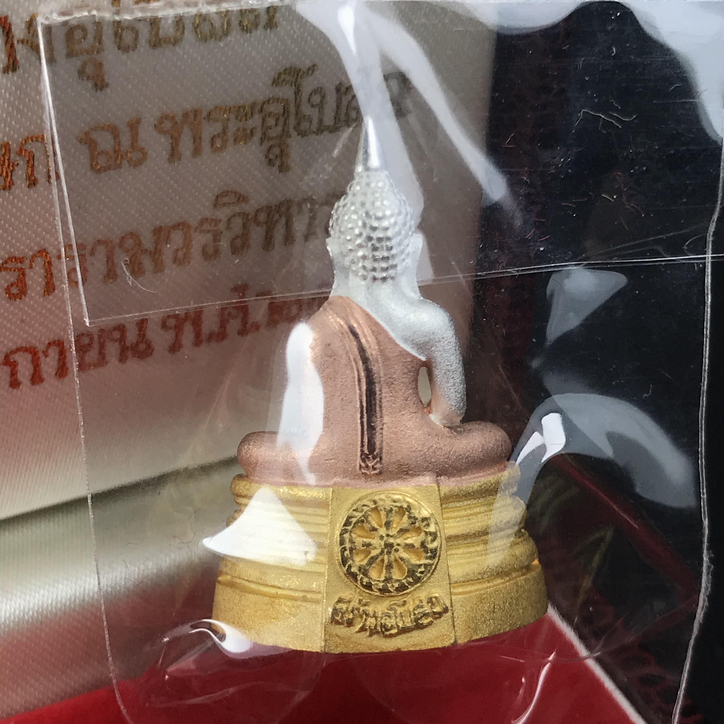 พระพุทธโสธร(หลวงพ่อโสธร) เนื้อเงินสามกษัตริย์ รุ่นสร้างอุโบสถ งานแพรนด้าจิวเวลลี่ พร้อมกล่องเดิม พ.ศ.2539