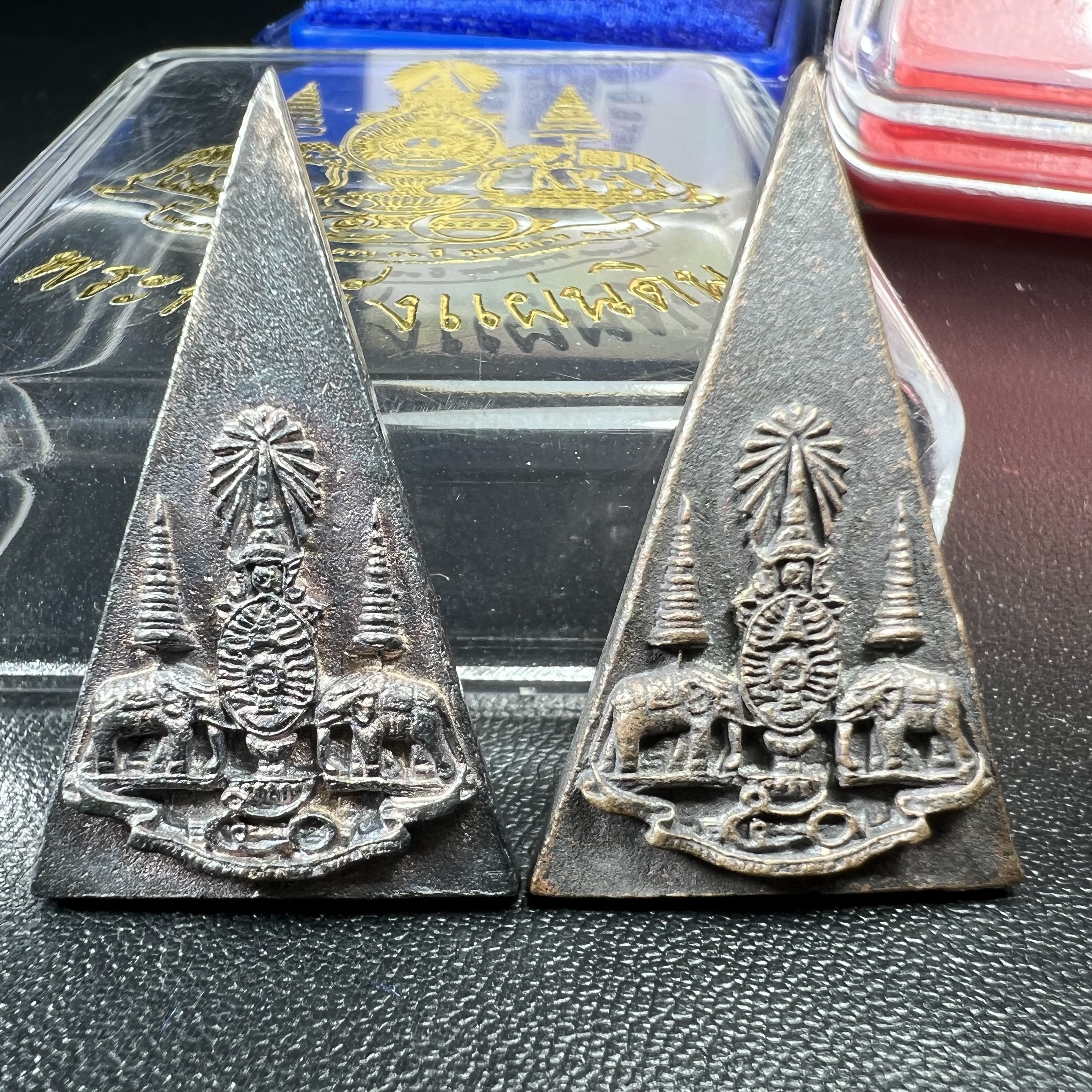 พระกำลังแผ่นดิน (สมเด็จจิตรลดา2) จัดสร้างเฉลิมพระเกียรติ ร.9 ครองราชย์ 50 ปี 2539 เนื้อเงิน(ผิวเดิมกลับดำ รุ้งๆสวย)+เนื้อนวโลหะ(สร้างน้อยหายาก)พร้อมกล่องบรรจุเดิมครบสมบูรณ์(1ใน2539องค์)