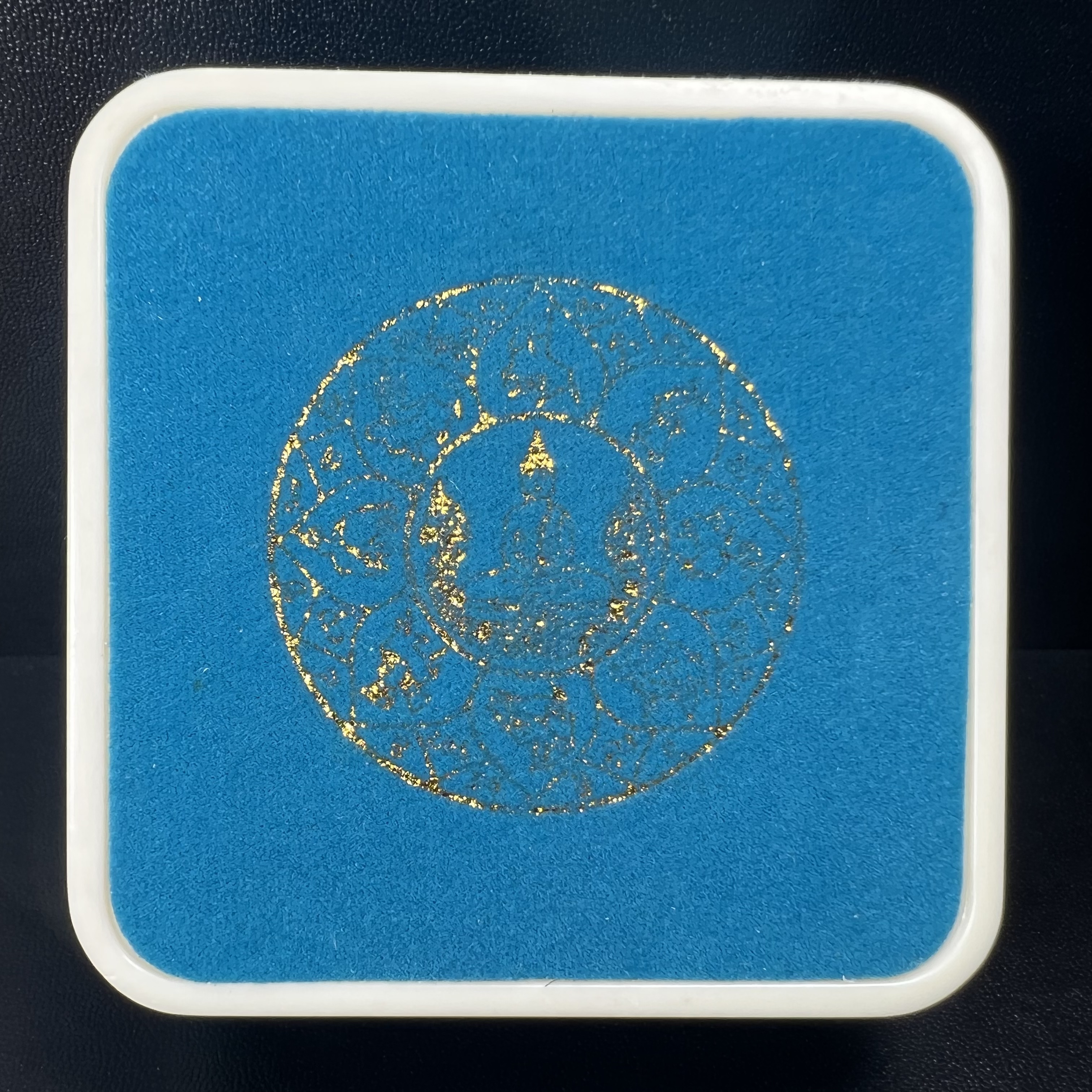 เหรียญหลวงพ่อโสธร รุ่นดวงชะตาคู่ชีวิต พิธีมหาจักรพรรดิตราธิราชครั้งยิ่งใหญ่ พิธีสวดนพเคราะห์เพื่อความเป็นสิริมงคล ปี 2547 ณ พระอุโบสถวัดโสธรวรารามวรวิหาร จ.ฉะเชิงเทรา เนื้อเงินลงยาราชาวดี ขนาด 3.2 ซม.พร้อมกล่องบรรจุเดิมสภาพสวยครบสมบูรณ์