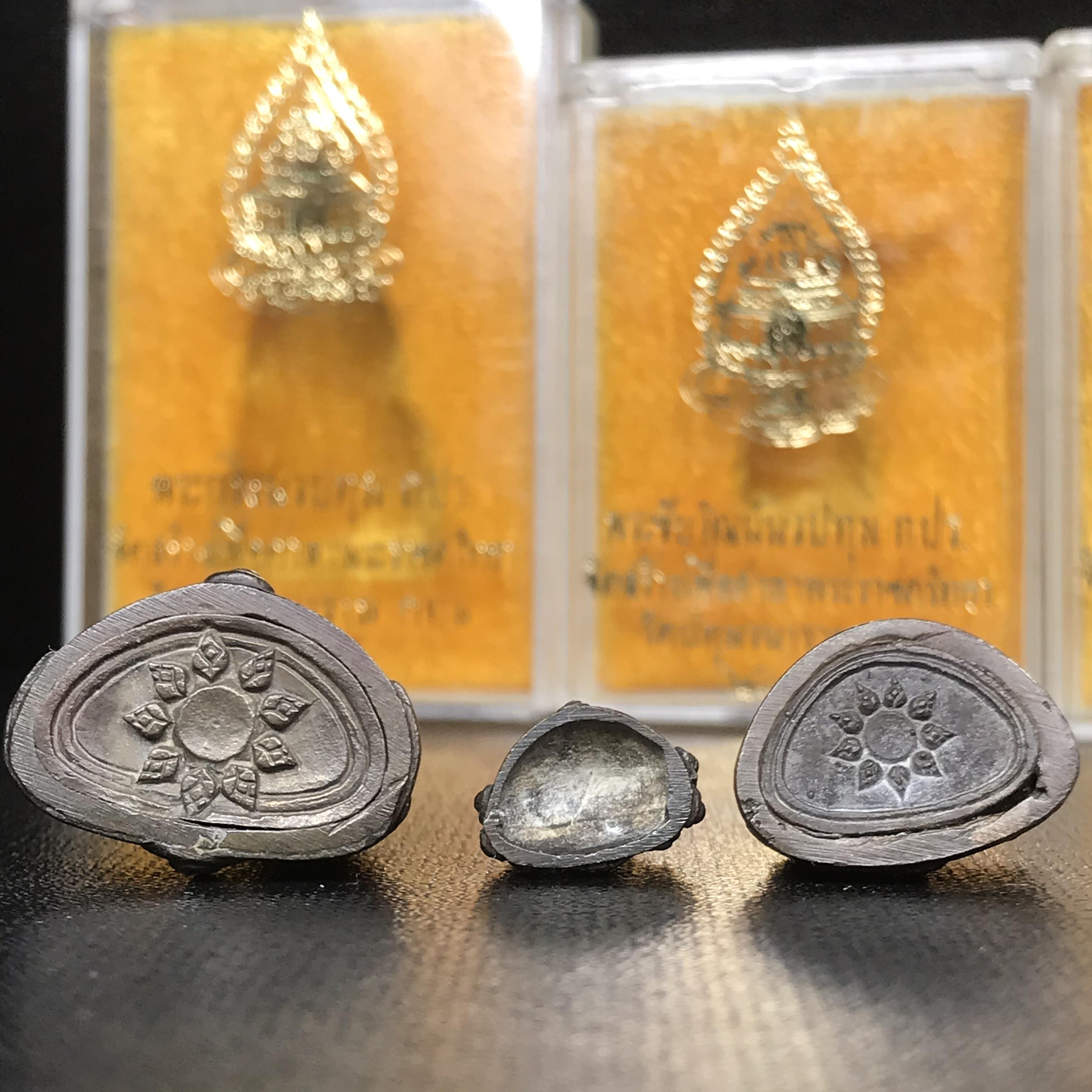 พระกริ่งนวปทุม ภปร.-พระชัยวัฒน์นวปทุม ภปร.-พระกริ่งไพรีพินาศ ภปร. รุ่นแรก วัดปทุมวนาราม ครบชุดเนื้อนวโลหะ ปี2535(ในหลวงรัชกาลที่9เสด็จเททอง)(1ใน3000ชุด)หายาก