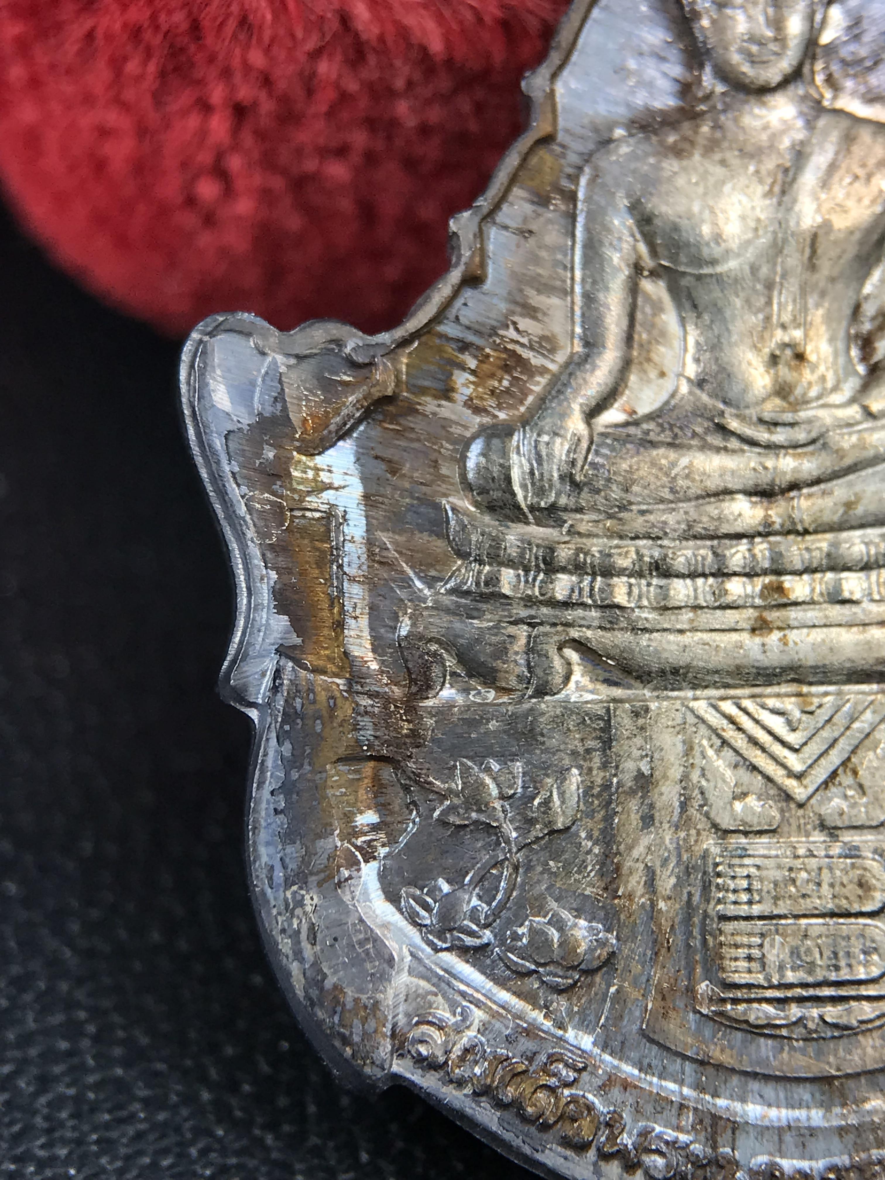 เหรียญพระพุทธญาณนเรศวร์ รุ่นแรก หลังพระปรมาภิไธย ภปร.และ สก.วัดญาณสังวราราม จ.ชลบุรี ปี 2527 เนื้อเงิน(ผิวเดิม ขึ้นรุ้งผิวน้ำทองกระจายทั่วเหรียญสวยมาก)ขนาด 2.3 x 3.8 ซม. พร้อมกล่องเดิม สมเด็จพระญาณสังวร ประธานในพิธีมหาพุทธาภิเษก(เนื้อเงินพบเจอน้อย หายาก)