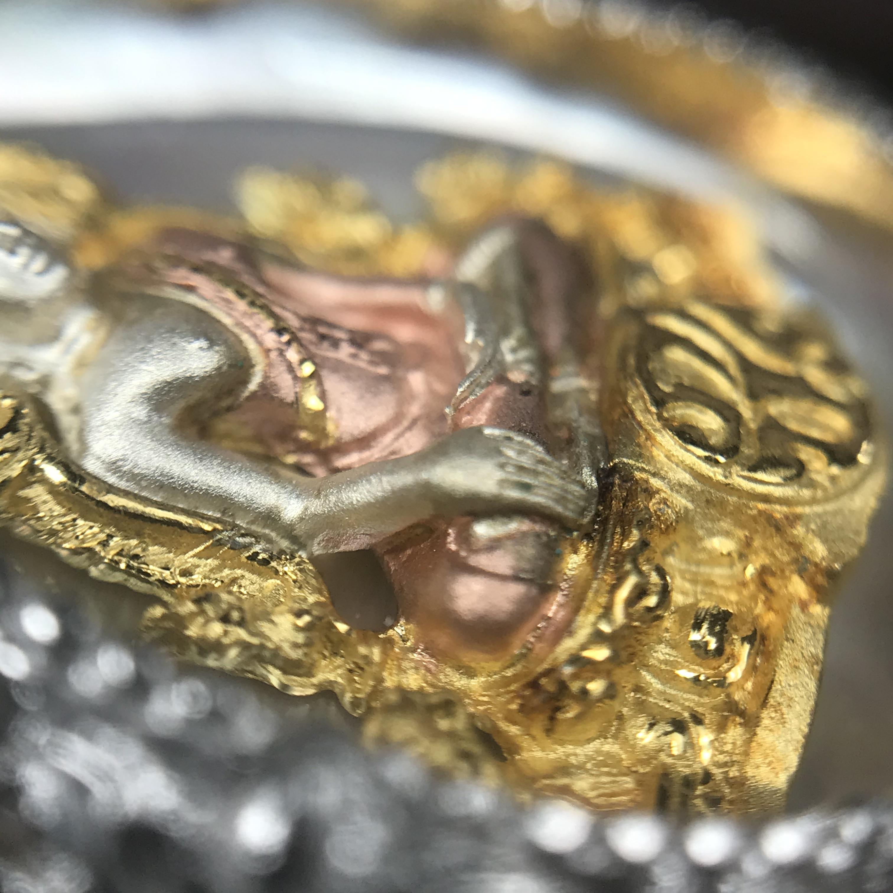 พระพุทธชินราช ภปร. โครงการ "เพราะแผ่นดินนี้ คือ แผ่นดินเกิด" ปี2548(รุ่นแรก) เหรียญทรงใบโพธิ์ ขนาด 21 x 29 มม. เนื้อเงินสามกษัตริย์ องค์พระชุบสามกษัตริย์ ล้อมด้วยกรอบเงินชุบทองคำขาวสลักเสลาเป็นลวดลายละเอียดอ่อน ส่วนพื้นองค์พระเป็นเปลือกหอยมุข