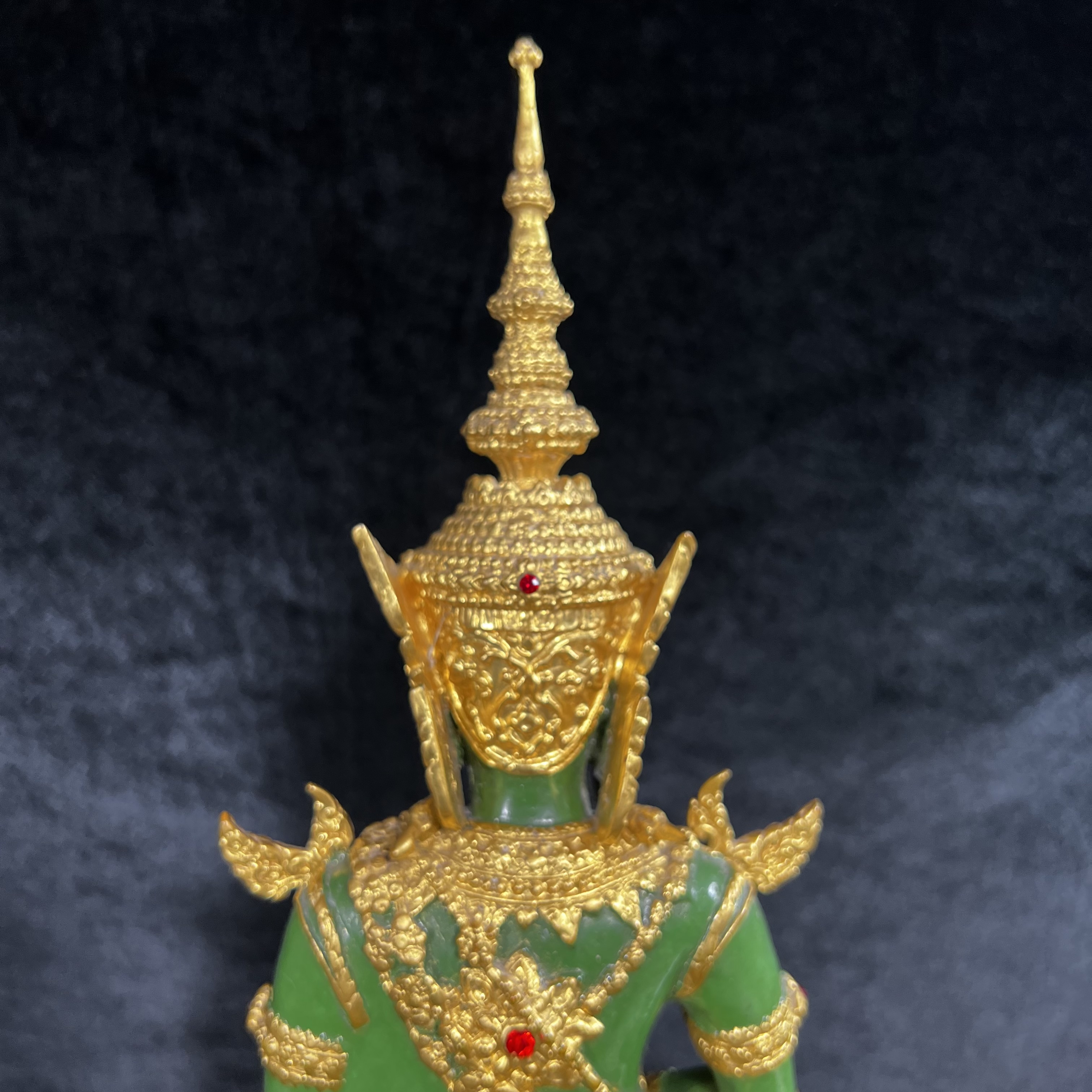 พระพุทธมหามณีรัตนปฏิมากร (จำลอง)พระแก้วมรกต วัดพุทธไทยถาวรวนาราม นครนิวยอร์ก ตรา ภปร. 6รอบ 72พรรษา ในหลวงรัชกาลที่9 ปี2542 ขนาดบูชาหน้าตัก 5นิ้ว หล่อเนื้อโลหะ(ในหลวงรัชกาลที่9 เสด็จเจิมพระสุหร่าย)(1ใน999องค์)