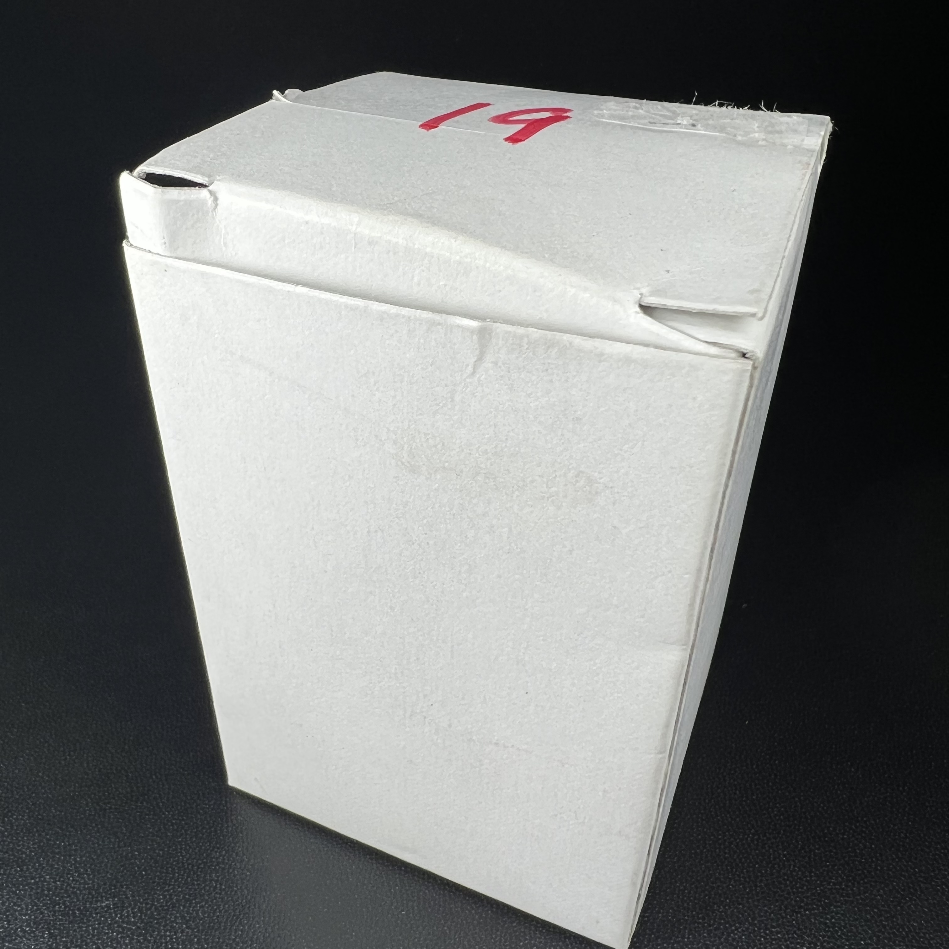 พระแก้วมรกต ภปร.(รุ่นแรก) ปี2545 รุ่นฉลองกรุงรัตนโกสินทร์ครบ 220 ปี พิมพ์ลอยองค์ทรงหยดน้ำ เนื้ออัลปาก้า ชุบเงินลงดำ ขนาด 18*27 มม. พร้อมครอบตั้งโชว์เดิม องค์พระซีนซองเดิม สวยครบสมบูรณ์