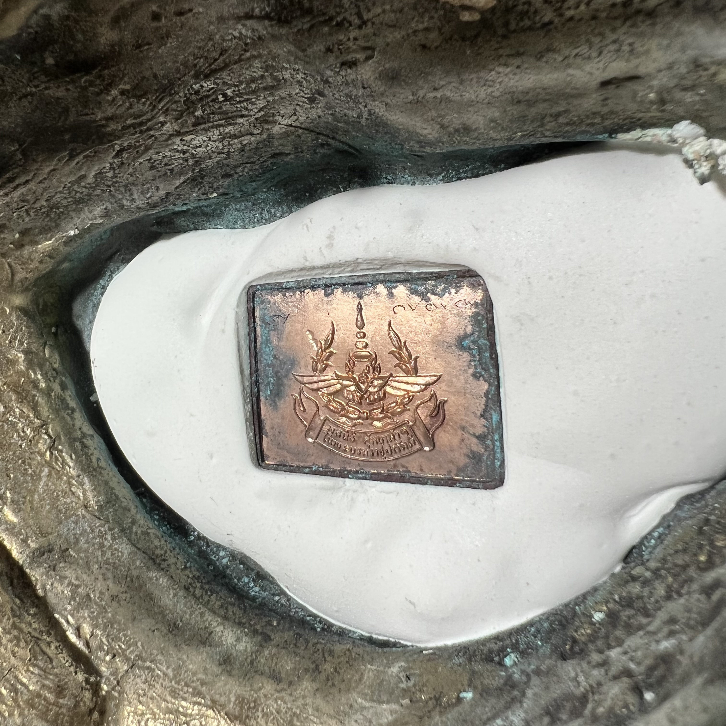 พระบูชาพระพุทธศิรมงคล ภปร. วัตถุมงคลคุ้มเกล้าปี2524 ของมูลนิธิคุ้มเกล้า โรงพยาบาลภูมิพลจัดสร้าง ขนาดหน้าตัก5นิ้ว(ในหลวงรัชกาลที่9 ทรงจุดไฟพระฤกษ์และเททอง พิธีใหญ่)ยอดนิยมหายาก