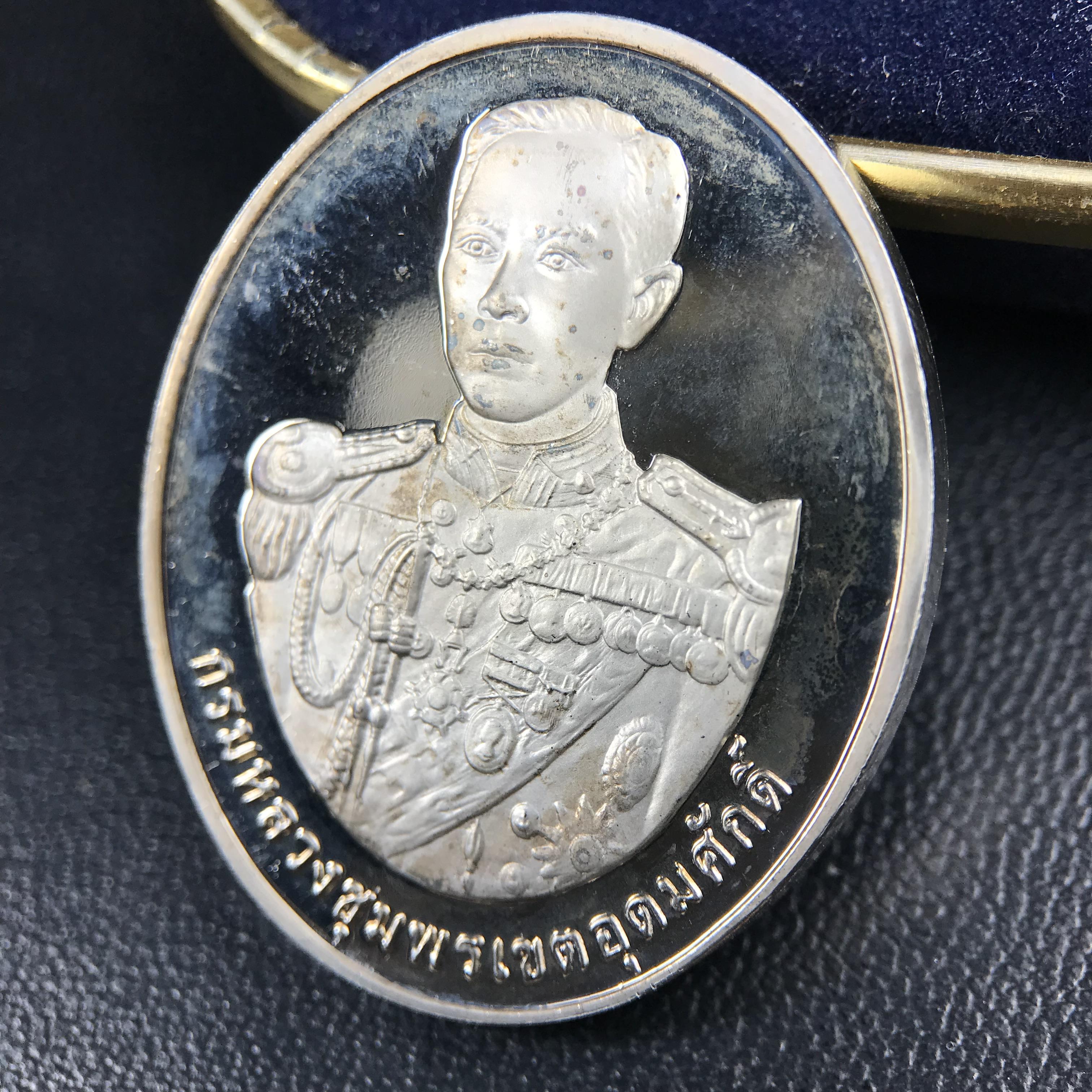 เหรียญหลวงพ่อเงิน – กรมหลวงชุมพรฯ วัดบางคลาน เหรียญไข่สองหน้า เนื้อเงิน 99.99% ขัดเงา ขนาดสูง 3.1 ซม. ประกอบพิธีมหาพุทธาภิเษก ณ อุโบสวัดหิรัญญาราม(วังตะโก) บางคลาน จ.พิจิตร เมื่อวันอังคารที่ 3 มี.ค.2541( เหรียญออกโดยโรงงานกษาปณ์ เพิร์ธ ประเทศออสเตรเลีย )