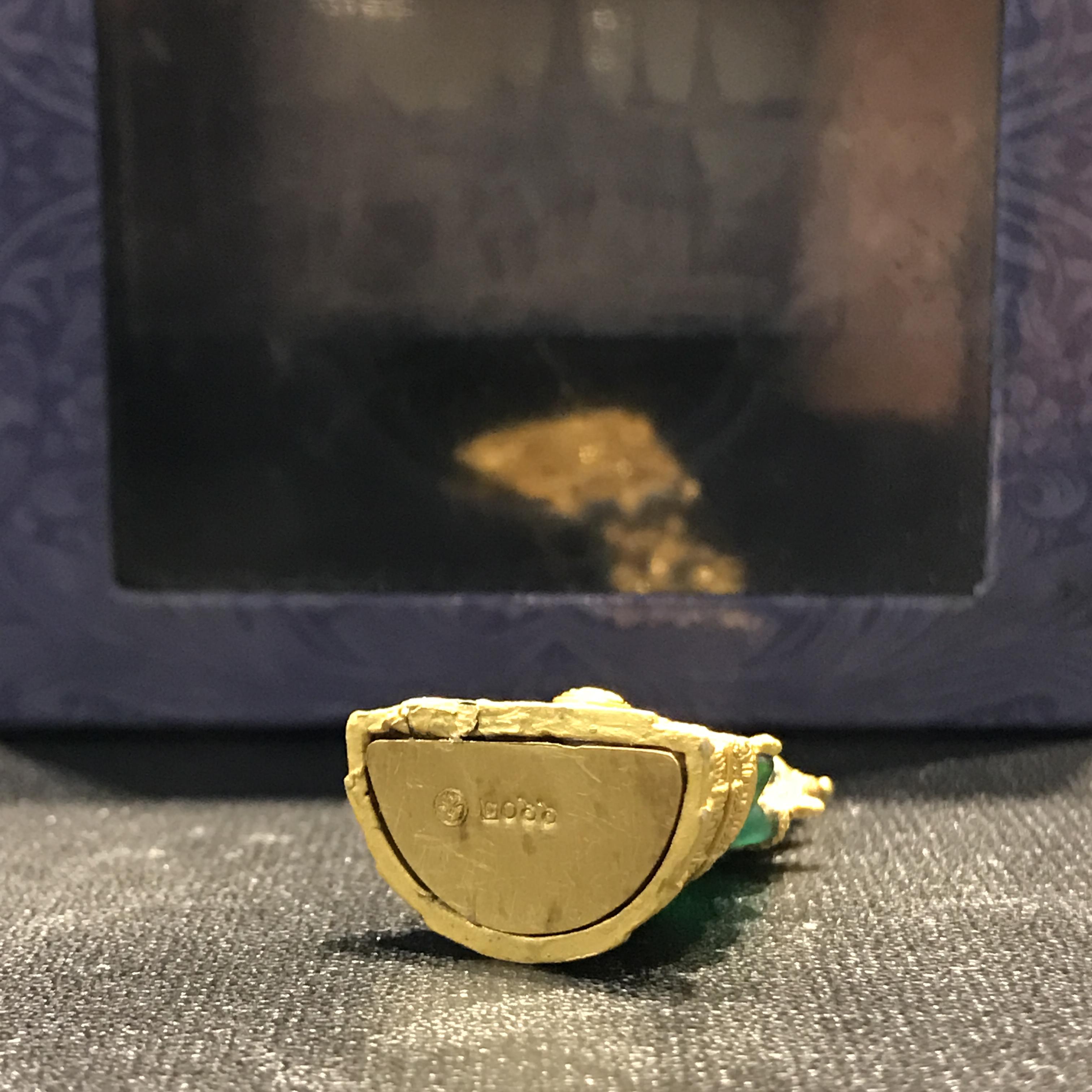 พระแก้วมรกตลอยองค์ ภปร.หน้าตัก 1/2 นิ้ว จัดสร้างโดยรพ.ภูมิพลฯ ปี2547 เนื้อเรซินหุ้มทองคำ