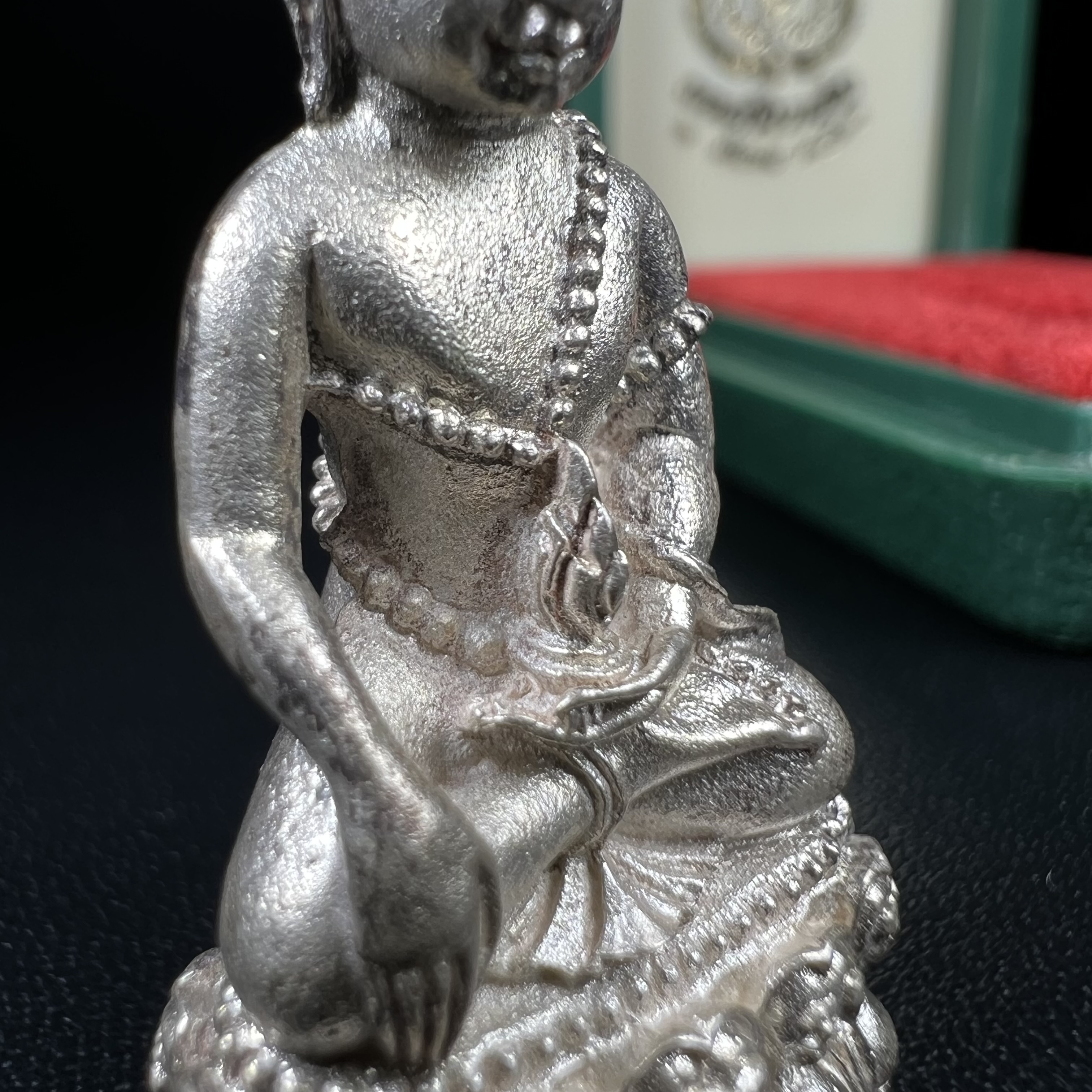 พระกริ่งวาสนาสมเด็จพระสังฆราช(วาสน์)วัดราชบพิธฯ ปี2531 เนื้อเงิน สร้างเป็นที่ระลึกในคราวที่สมเด็จพระอริยวงศาคตญาณ สมเด็จพระสังฆราช(วาสน์ วาสโน)มีพระชนมายุครบ90พรรษา(ในหลวง ร.9 เสด็จในพิธี)งานแกะแม่พิมพ์โดย นายช่างเกษม มงคลเจริญ)(1 ใน 191 องค์)หายาก