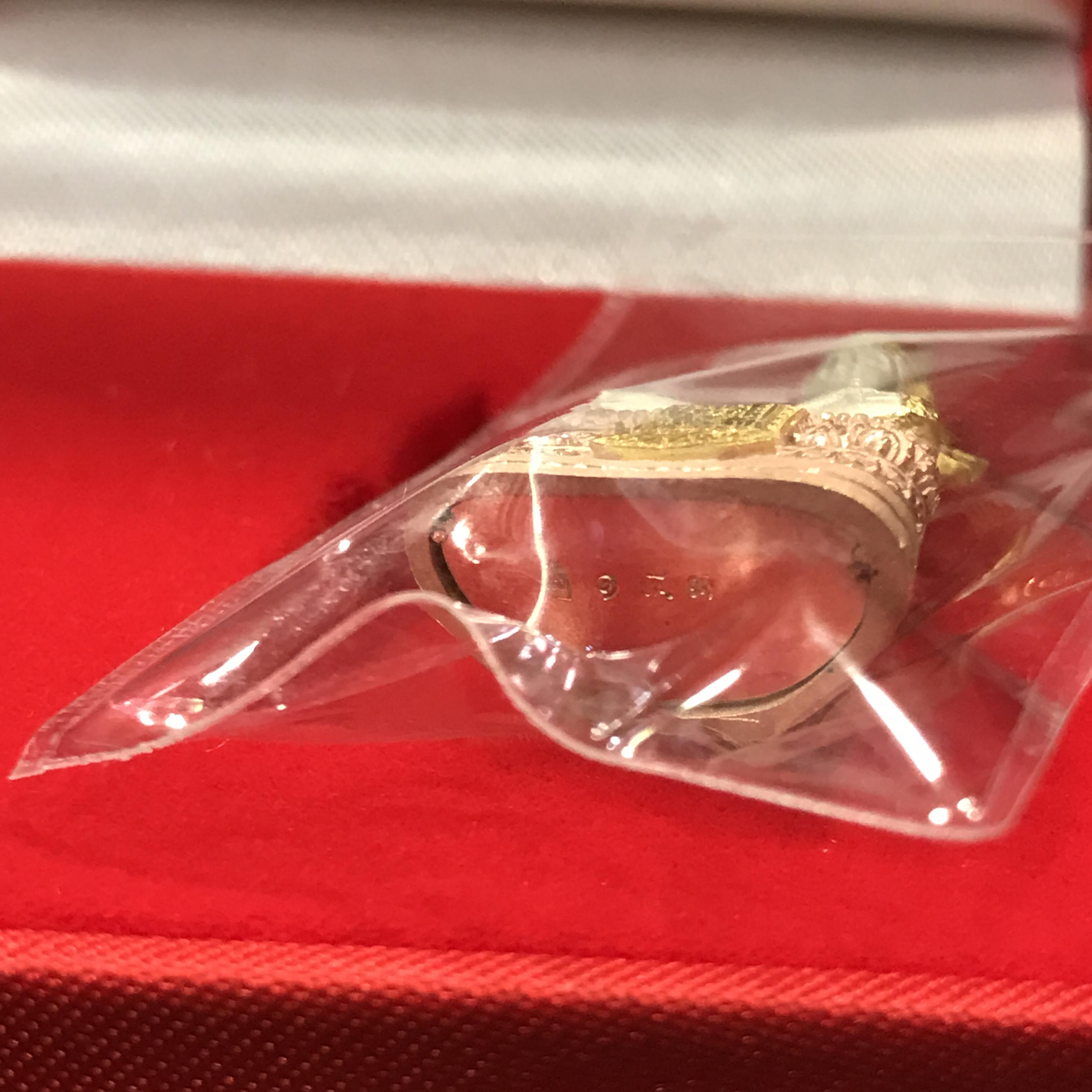 พระพุทธมหามณีรัตนปฎิมากร(พระแก้วมรกต)รุ่น เฉลิมพระเกียรติ วัดพระศรีรัตนศาสดารามราม(วัดพระแก้ว) ปี2543 เนื้อเงินสามกษัตริย์พิมพ์ใหญ่ สภาพสวยซีนเดิมกล่องครบ