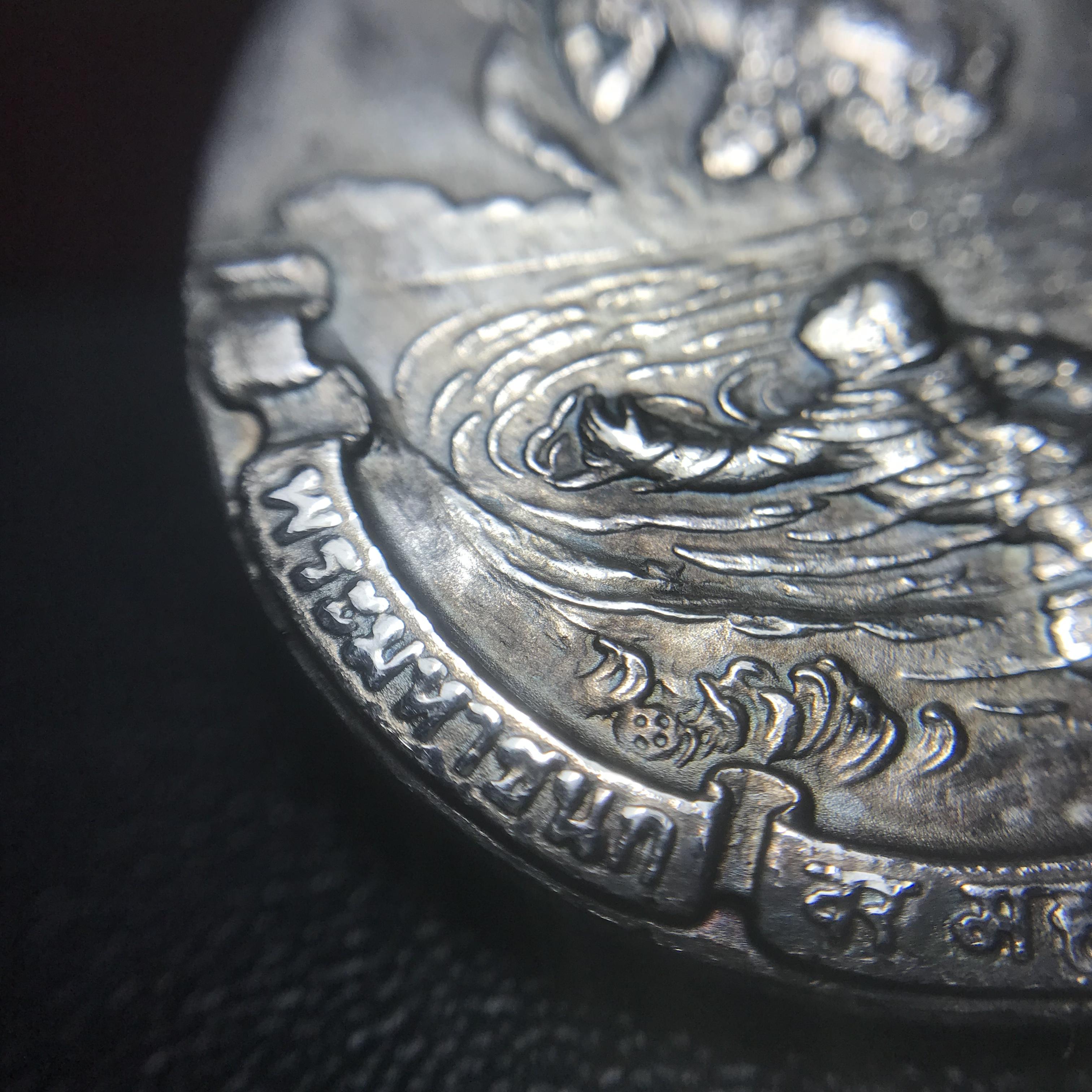 เหรียญพระมหาชนก ปี2539(รุ่นแรก) เนื้อเงิน พิมพ์ใหญ่บล็อกนิยมหายากสุดในรุ่น(วงเดือน คอจุด) ผิวเดิมสีรุ้งธรรมชาติแบบนิยม พร้อมหนังสือสภาพสวยครบชุด