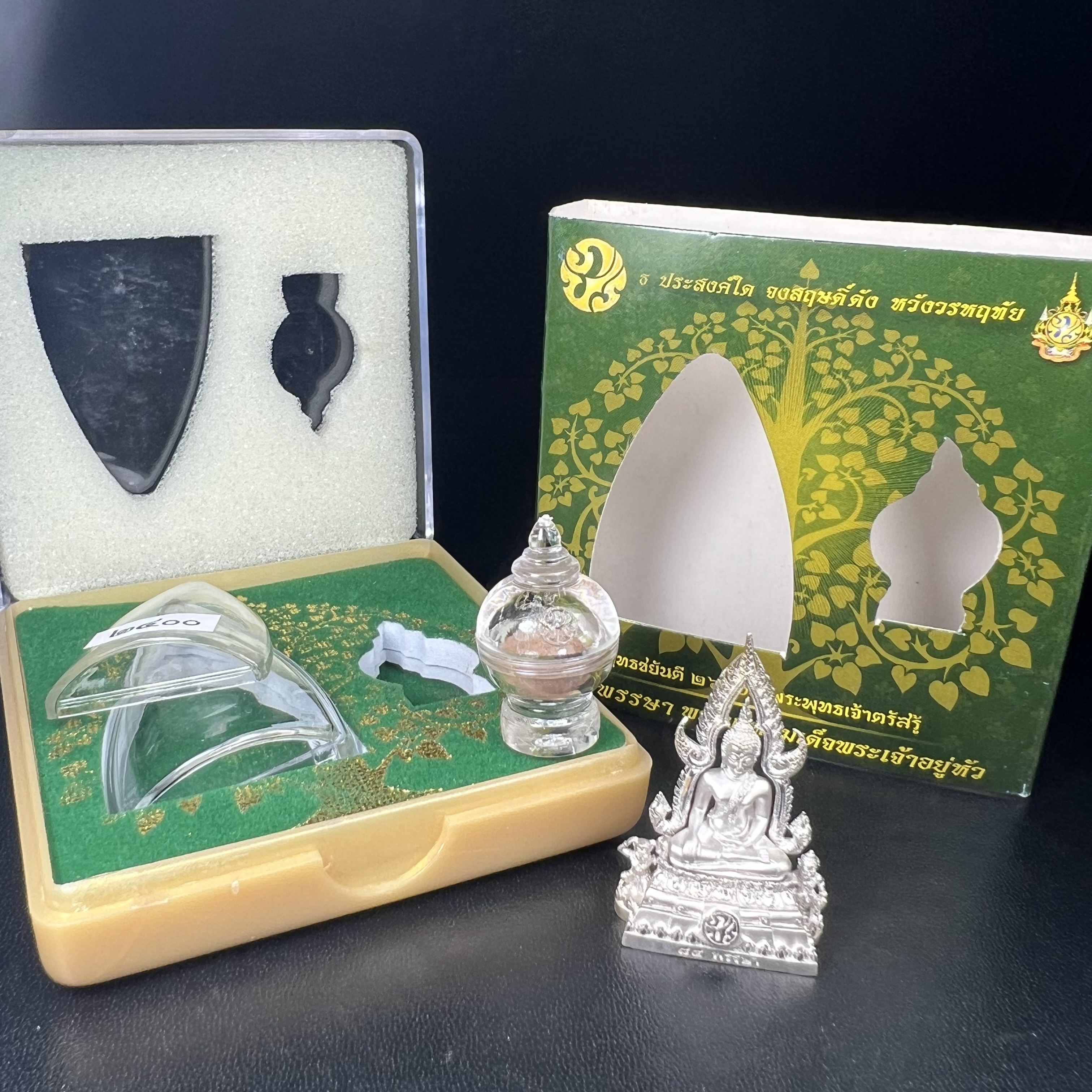 พระพุทธชินราช ภปร. 84 พรรษาในหลวงรัชกาลที่ 9 ปี 2554 พิมพ์กลางขนาดหน้าตัก 1/2 นิ้ว(สูง 3.8 ซม.) เนื้อเงินชุบทองคำขาว(สภาพผิวเดิมสวย) (พระราชทานมวลสาร จิตรลดาและเส้นพระเจ้า(เส้นผม)รัชกาลที่9)พุทธศิลป์ทรงคุณค่าอีกหนึ่งรุ่นยอดนิยม(องค์หมายเลข ๒๔๐๐)