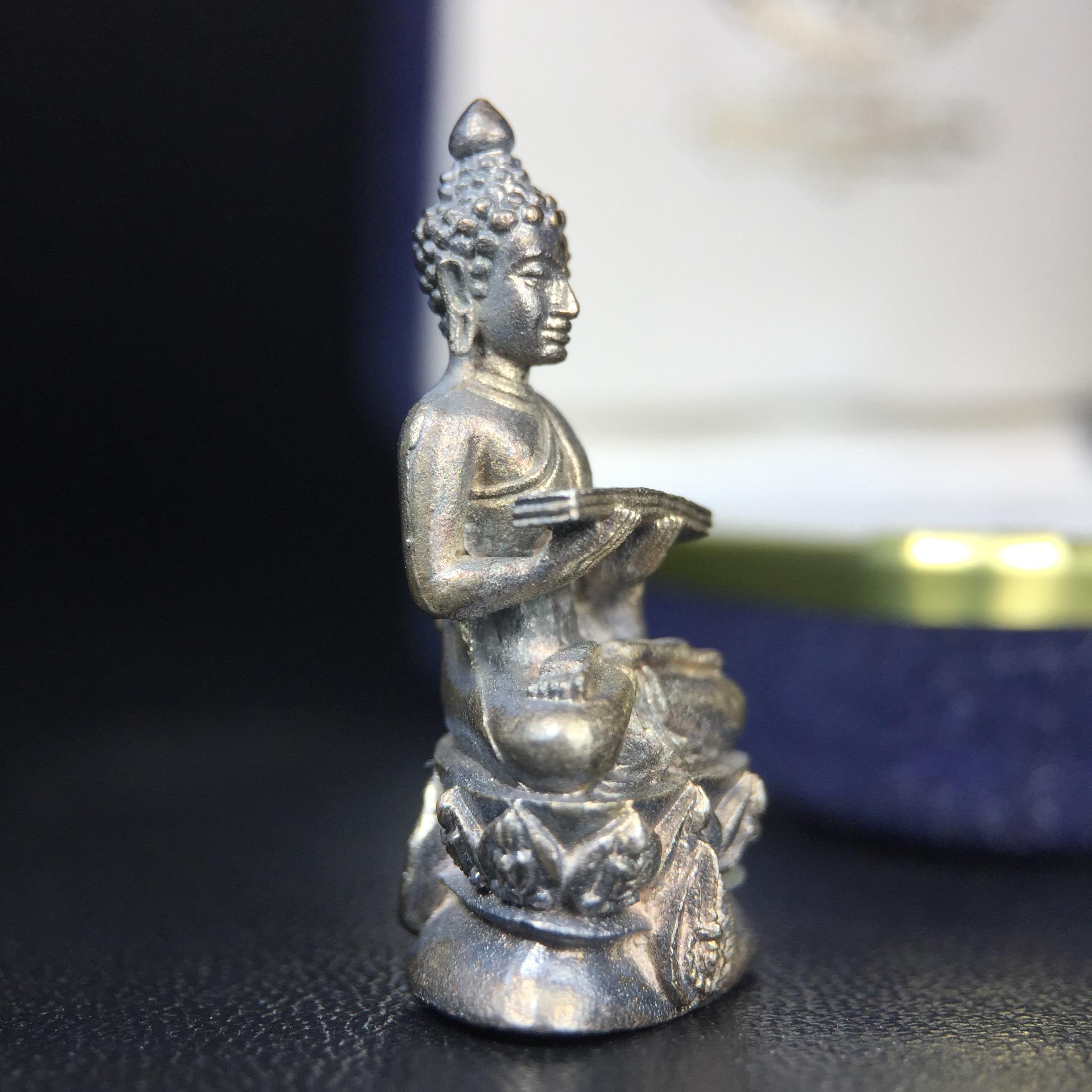 พระกริ่งปรมานุชิตชิโนรส วัดพระเชตุพนวิมลมังคลาราม(วัดโพธิ์) ปี2533 เนื้อเงิน ( ในหลวงรัชกาลที่9เสด็จเททอง)พิธีใหญ่ งดงามด้วยพุทธศิลป์เปี่ยมด้วยพุทธคุณ อีกหนึ่งรุ่นที่แนะนำสะสมบูชา