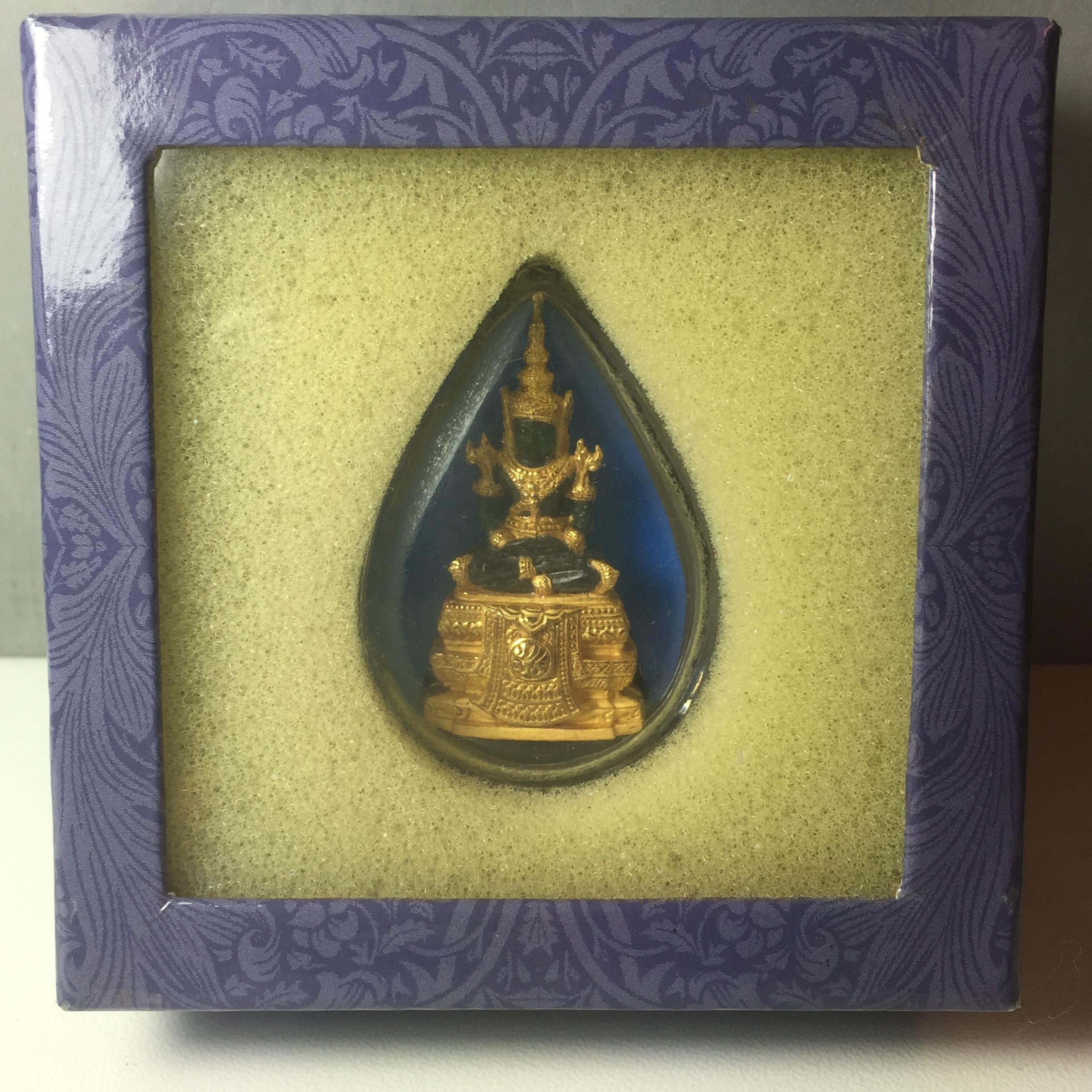 พระแก้วมรกตลอยองค์ ภปร.หน้าตัก 1/2 นิ้ว จัดสร้างโดยรพ.ภูมิพลฯ ปี2547 เนื้อเรซินหุ้มทองคำ