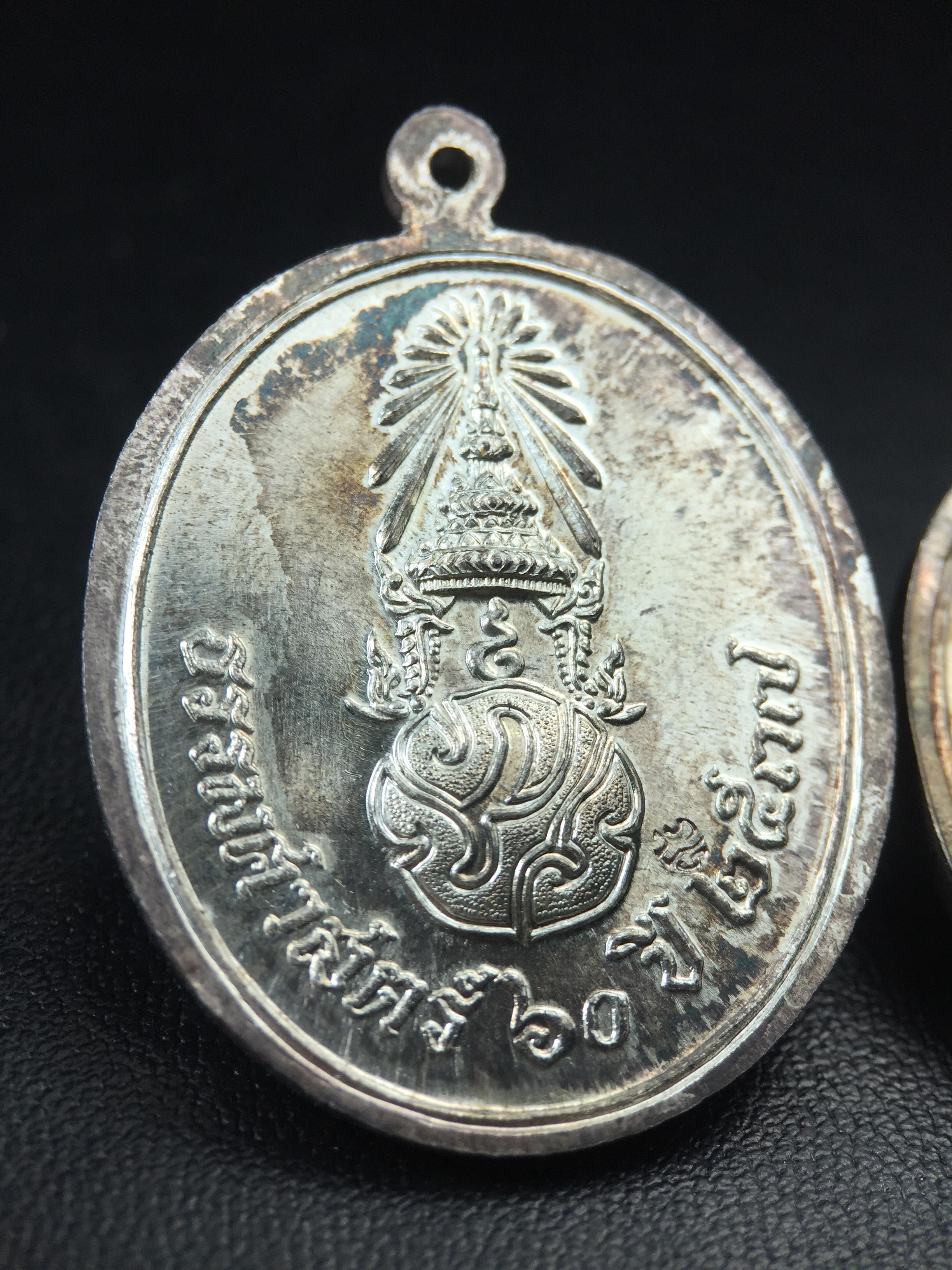 เหรียญพระพุทธสิหิงค์ ภปร. รุ่นมหาลัยธรรมศาสตร์ 60ปี พ.ศ.2537 พิมพ์ใหญ่+พิมพ์เล็ก เนื้อเงินผิวเดิมๆขึ้นสีรุ้งๆสวยมาก(ในหลวงรัชกาลที่9เสด็จในพิธี)(พิธีใหญ่ เกจิที่มีชื่อเสียงมาร่วมปลุกเสกจำนวนมาก ชนวนมาลสารเก่าเข้มขลัง )ของดีธรรมศาสตร์ที่ศิษย์เก่าไม่ควรพลาด